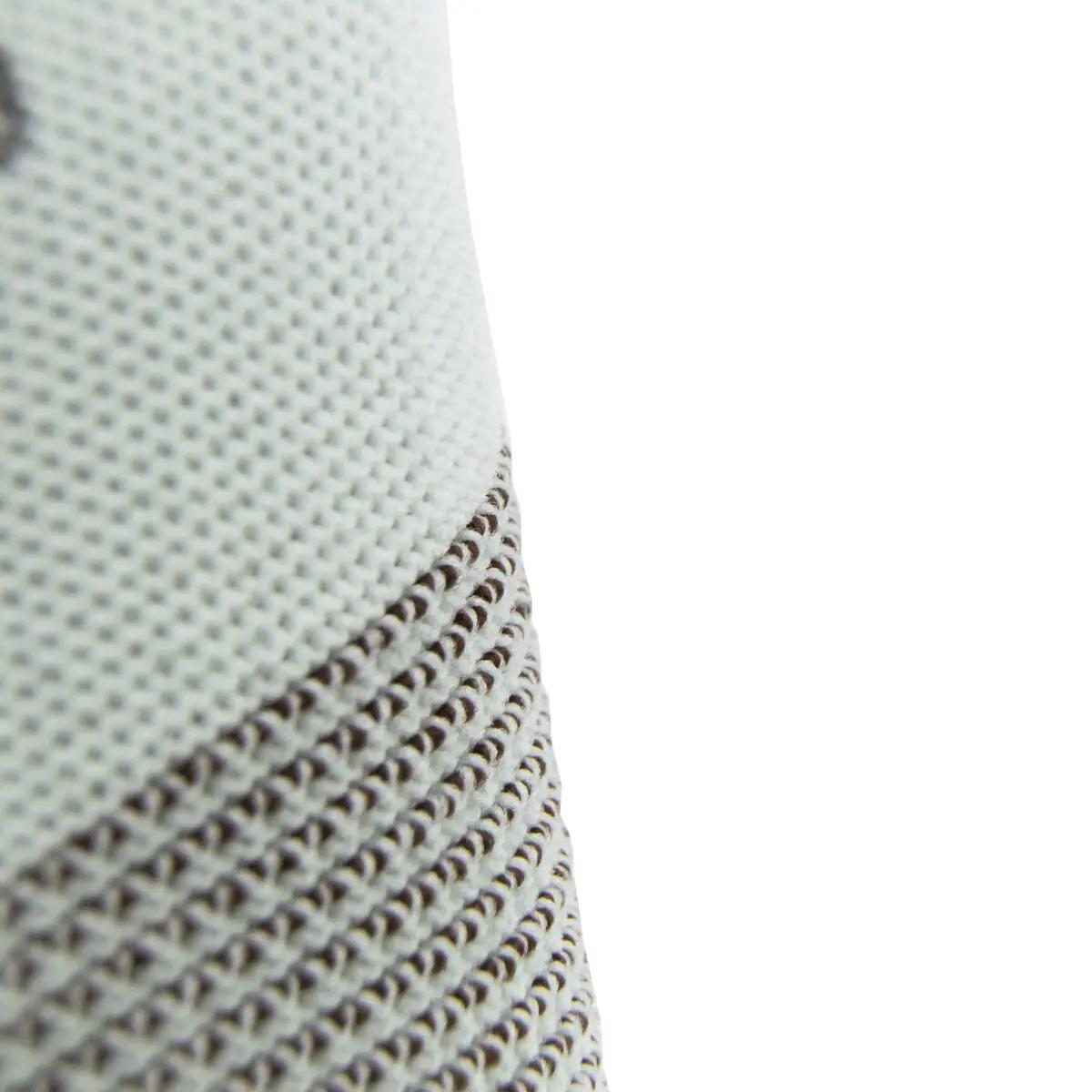 Ein geschwungener Feinstrickhandschuh WERO TipTop zeigt ein geflochtenes Muster in Weiß mit braunen Akzenten für Feingefühl und Produktschutz.