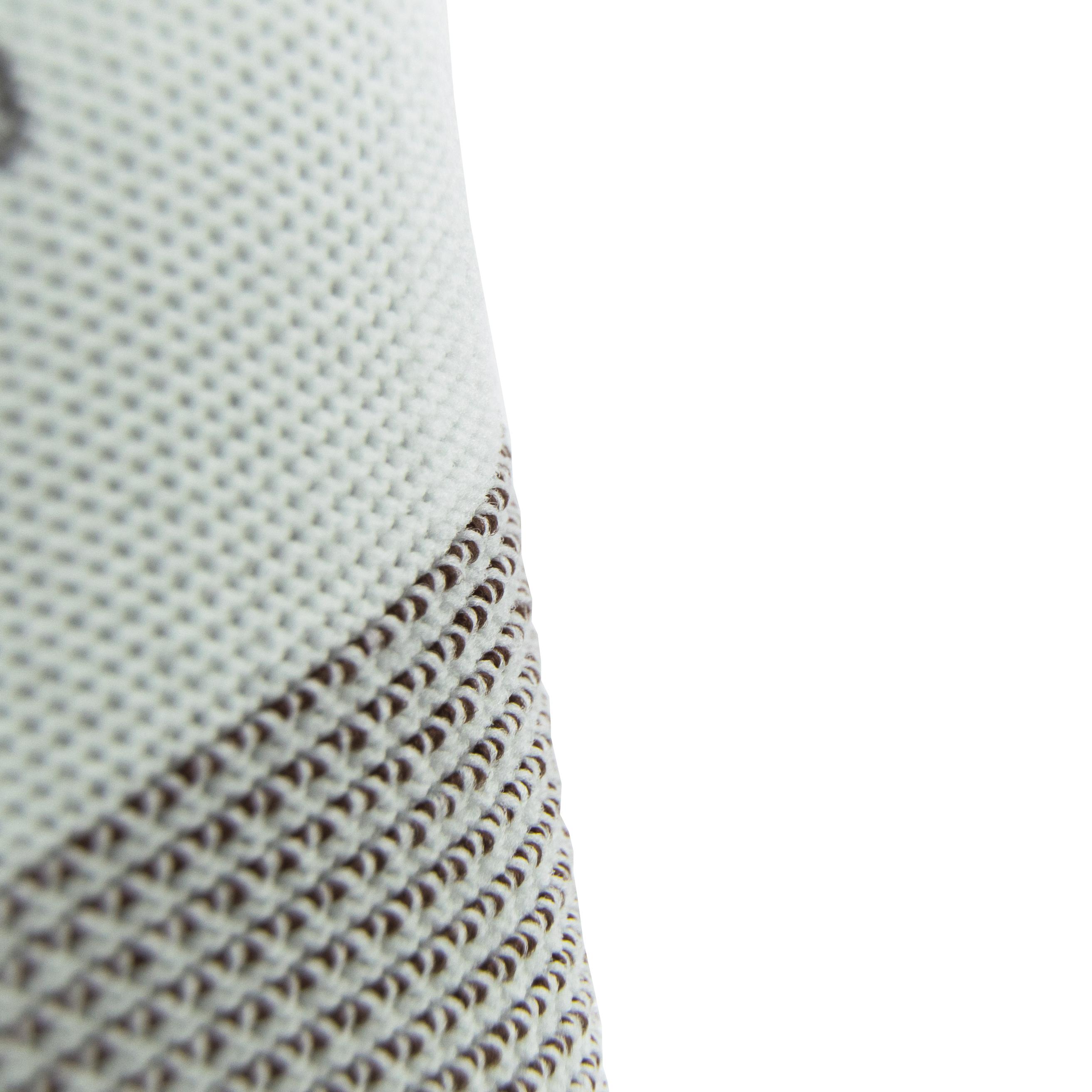 Ein geschwungener Feinstrickhandschuh WERO TipTop zeigt ein geflochtenes Muster in Weiß mit braunen Akzenten für Feingefühl und Produktschutz.