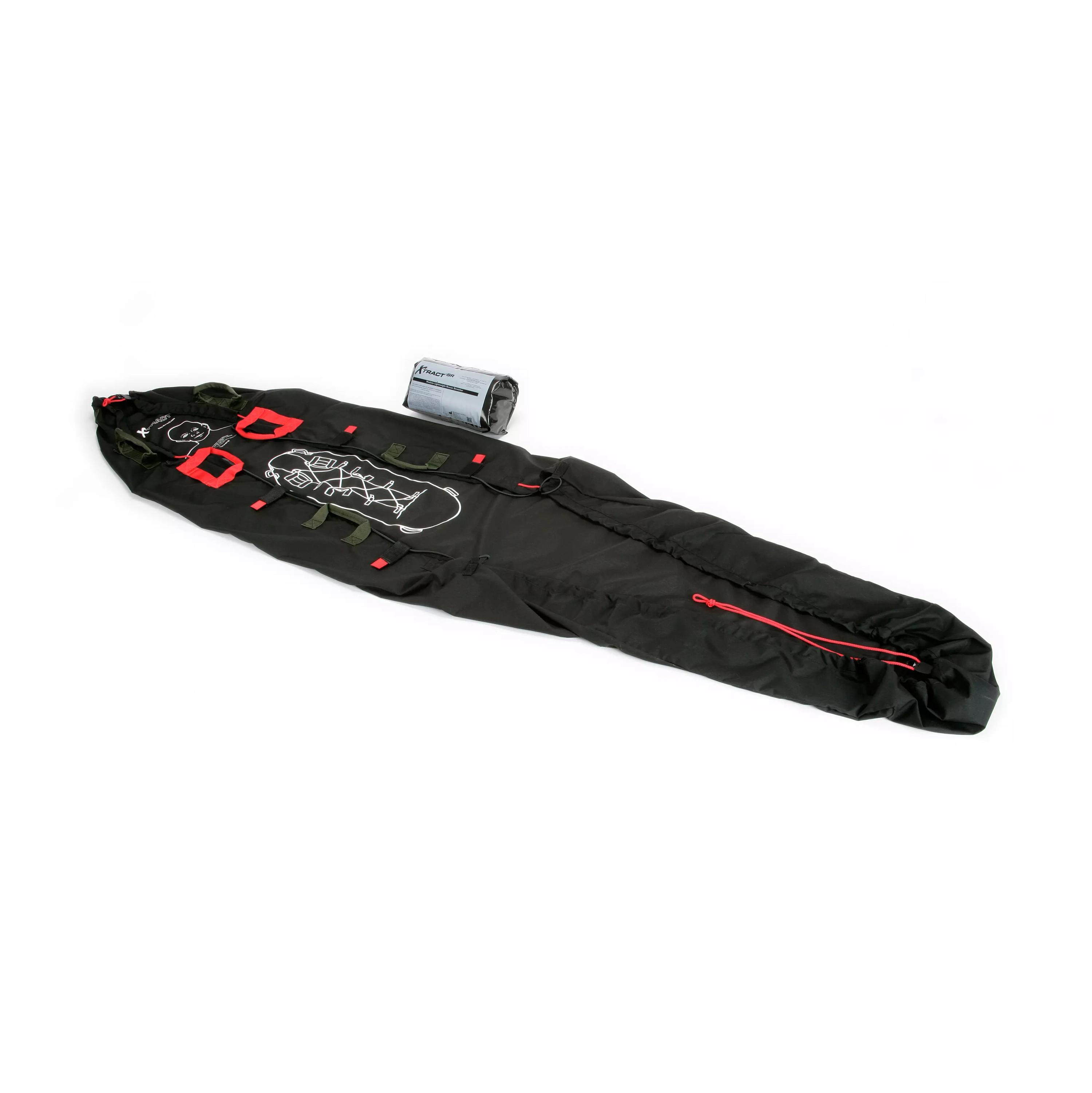 Schwarzer Schlafsack mit roten Reißverschlüssen, grünem Rand und Skateboard-Motiv, daneben eine graue Zubehörtasche.