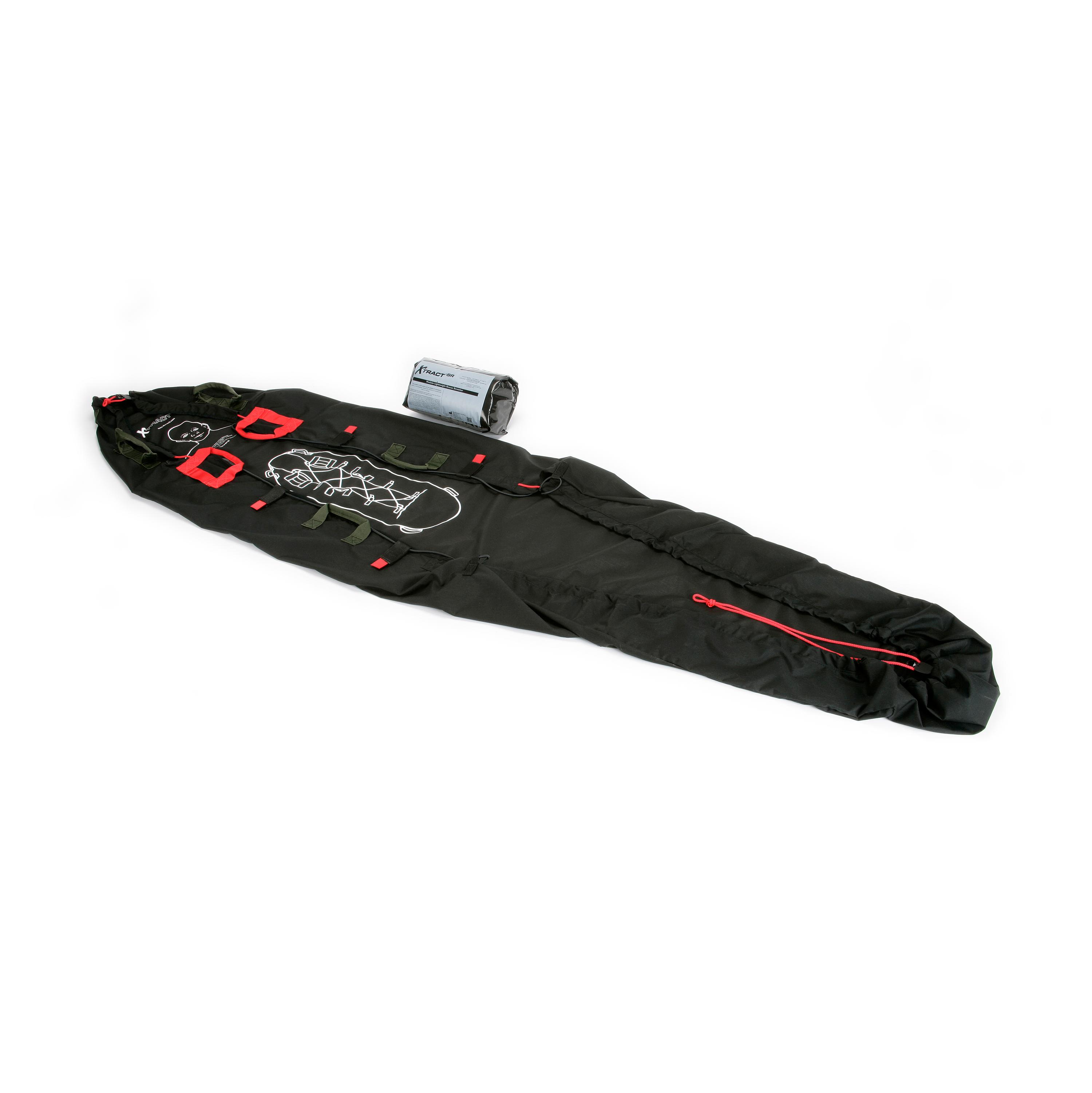 Schwarzer Schlafsack mit roten Reißverschlüssen, grünem Rand und Skateboard-Motiv, daneben eine graue Zubehörtasche.