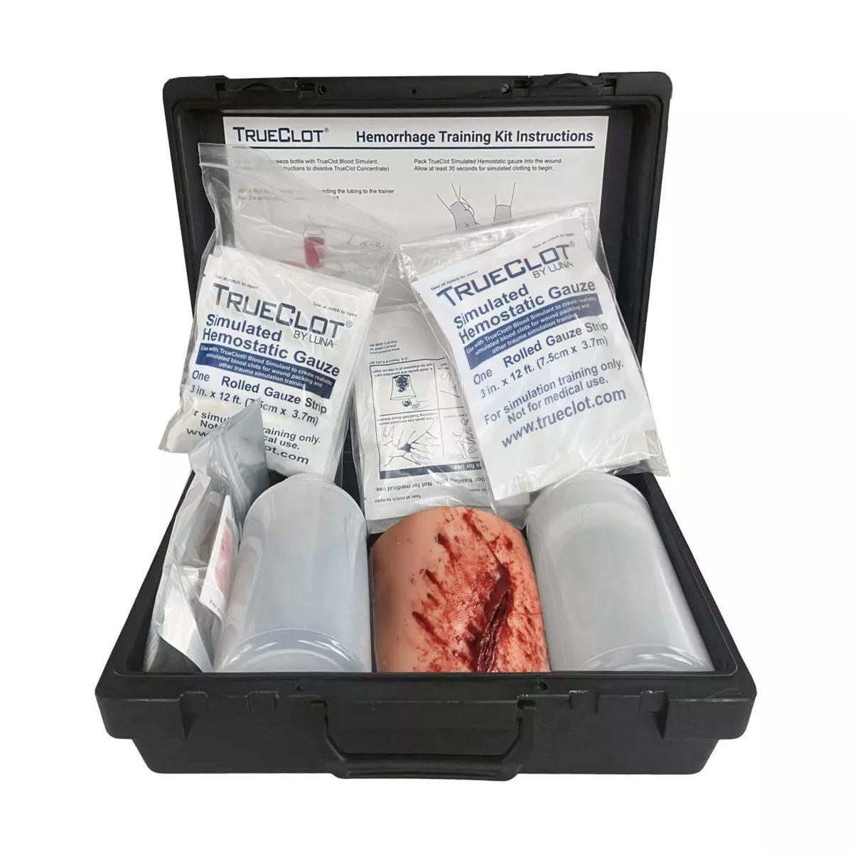 TrueClot® Wound Packing Trainingssystem Schnittwunde mit Kunstblut, zwei Flaschen, Simulationsgaze und Oberschenkelattrappe zur Blutstillungsübung