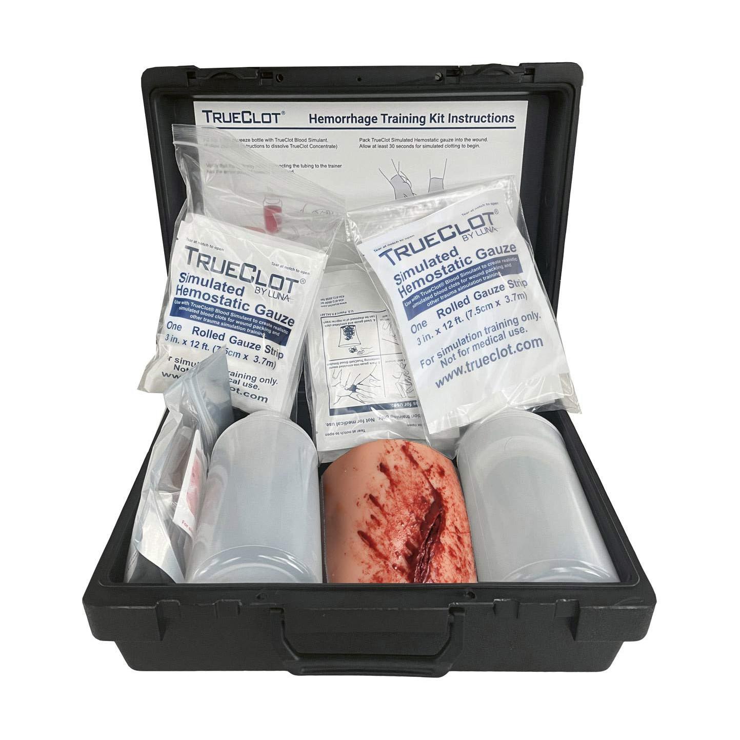 TrueClot® Wound Packing Trainingssystem Schnittwunde mit Kunstblut, zwei Flaschen, Simulationsgaze und Oberschenkelattrappe zur Blutstillungsübung