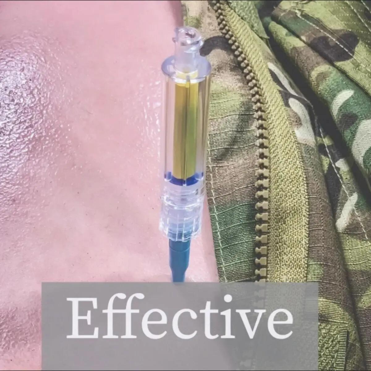 Ein Capnospot® Pneumothorax Dekompressionsindikator mit gelber Flüssigkeit in einer Spritze wird in eine Haut injiziert.