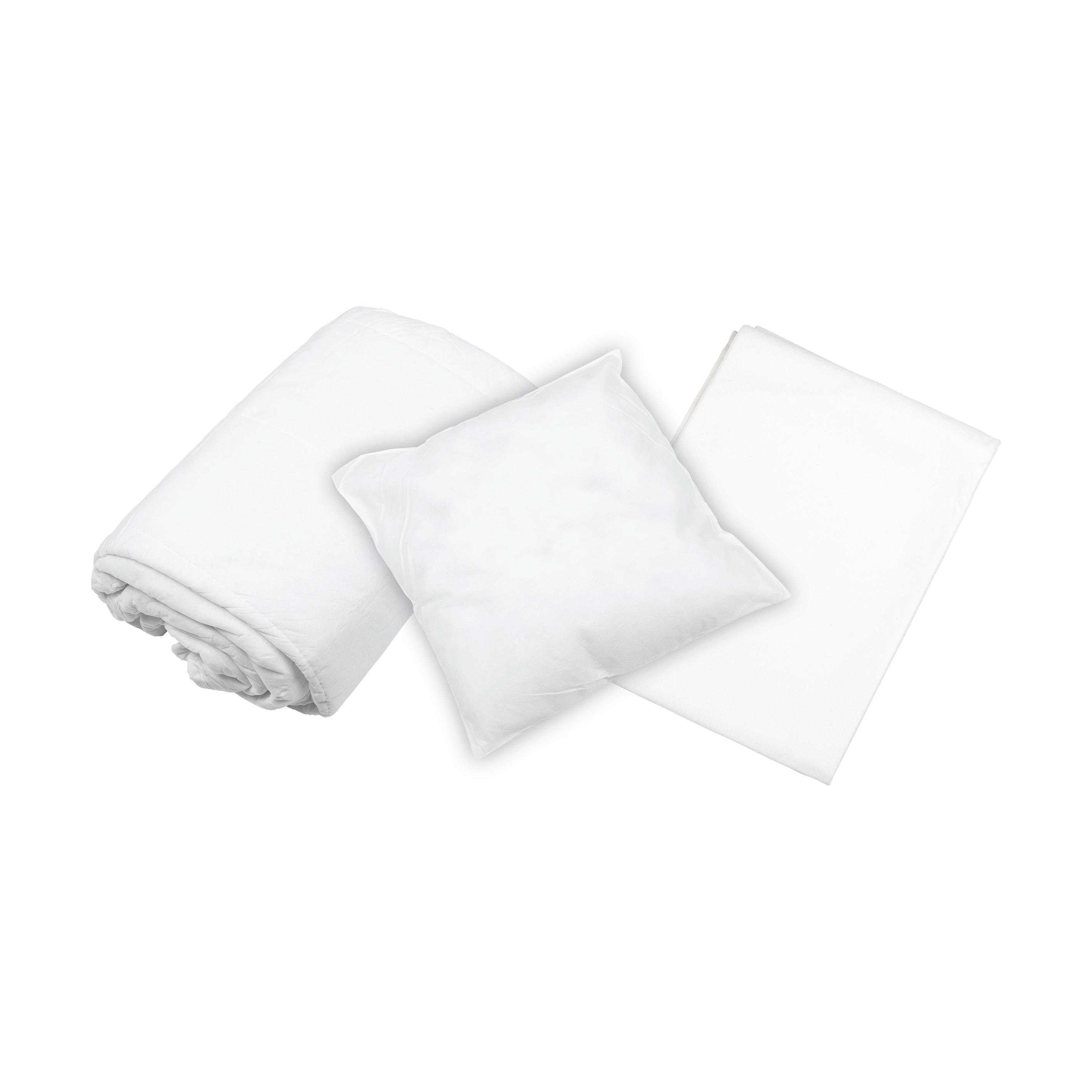 Ein Betten-Set (Einweg) mit gerolltem Laken, quadratischem Kissen und ausgebreiteter Decke aus weißem Vliesstoff.