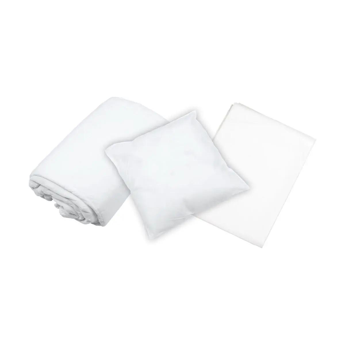 Ein Betten-Set (Einweg) mit gerolltem Laken, quadratischem Kissen und ausgebreiteter Decke aus weißem Vliesstoff.