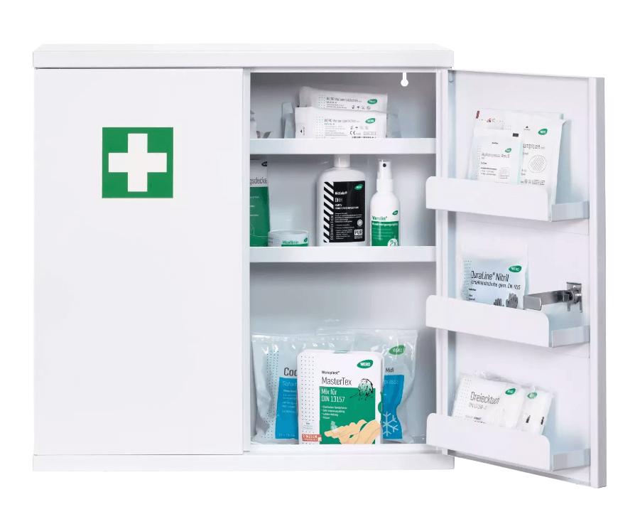Weißer Erste-Hilfe-Schrank mit grünem Kreuz, zwei Türen und Regalen, gefüllt mit Verbandsmaterial, Medikamenten und Desinfektionsmittel.