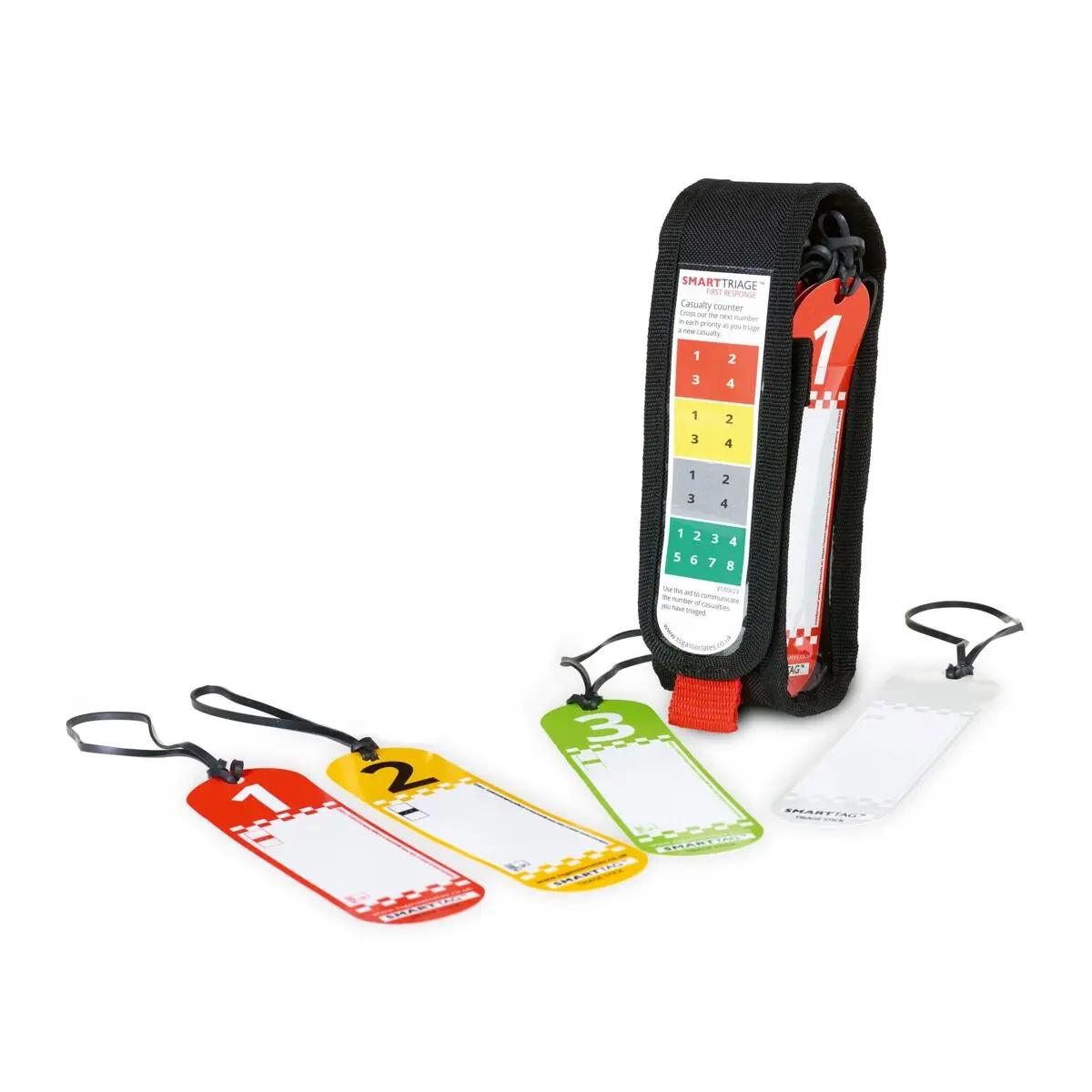 Ein schwarzes Etui mit rotem Gurt hält nummerierte SmartTriage™ First Response - Anhängekarten mit bunten Akzentfarben und Checkermuster, dazu eine beschriftete Anleitungskarte.