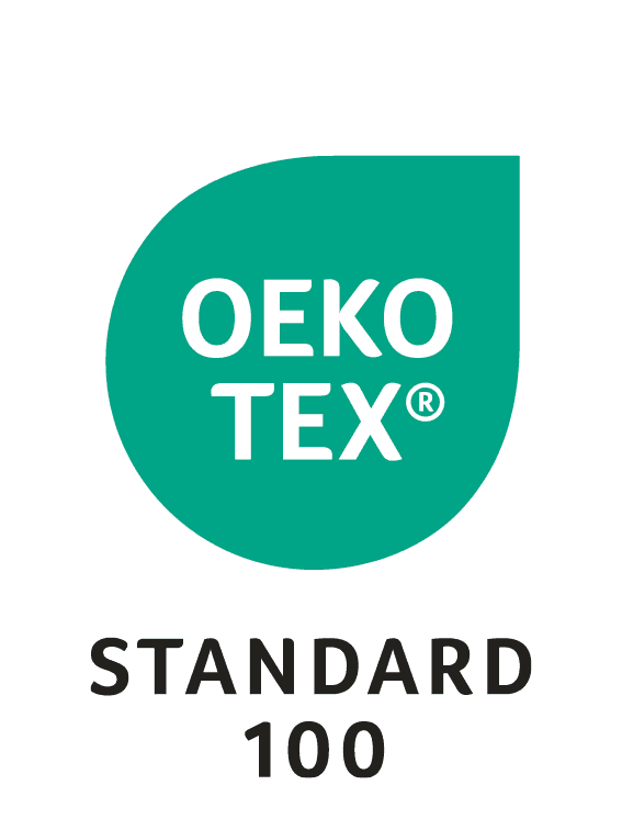 Oeko Tex Logo mit weißer Schrift und Teardrop, darunter STANDARD 100 in schwarzen Großbuchstaben