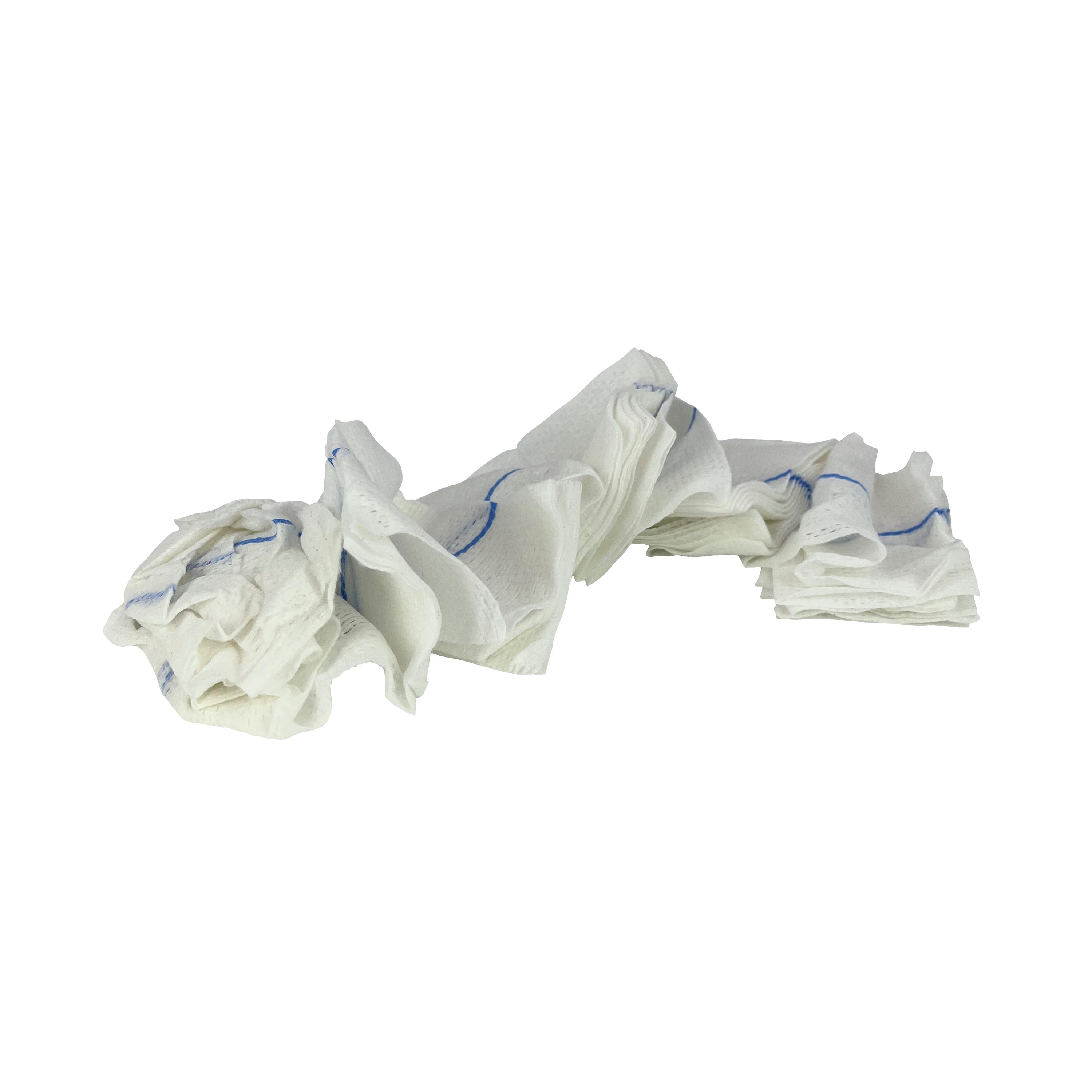 Mehrfach gefaltete QuikClot® Z-gefaltet - Gauze, 370 cm mit charakteristischen blauen Streifen und leicht gewellter Textur.