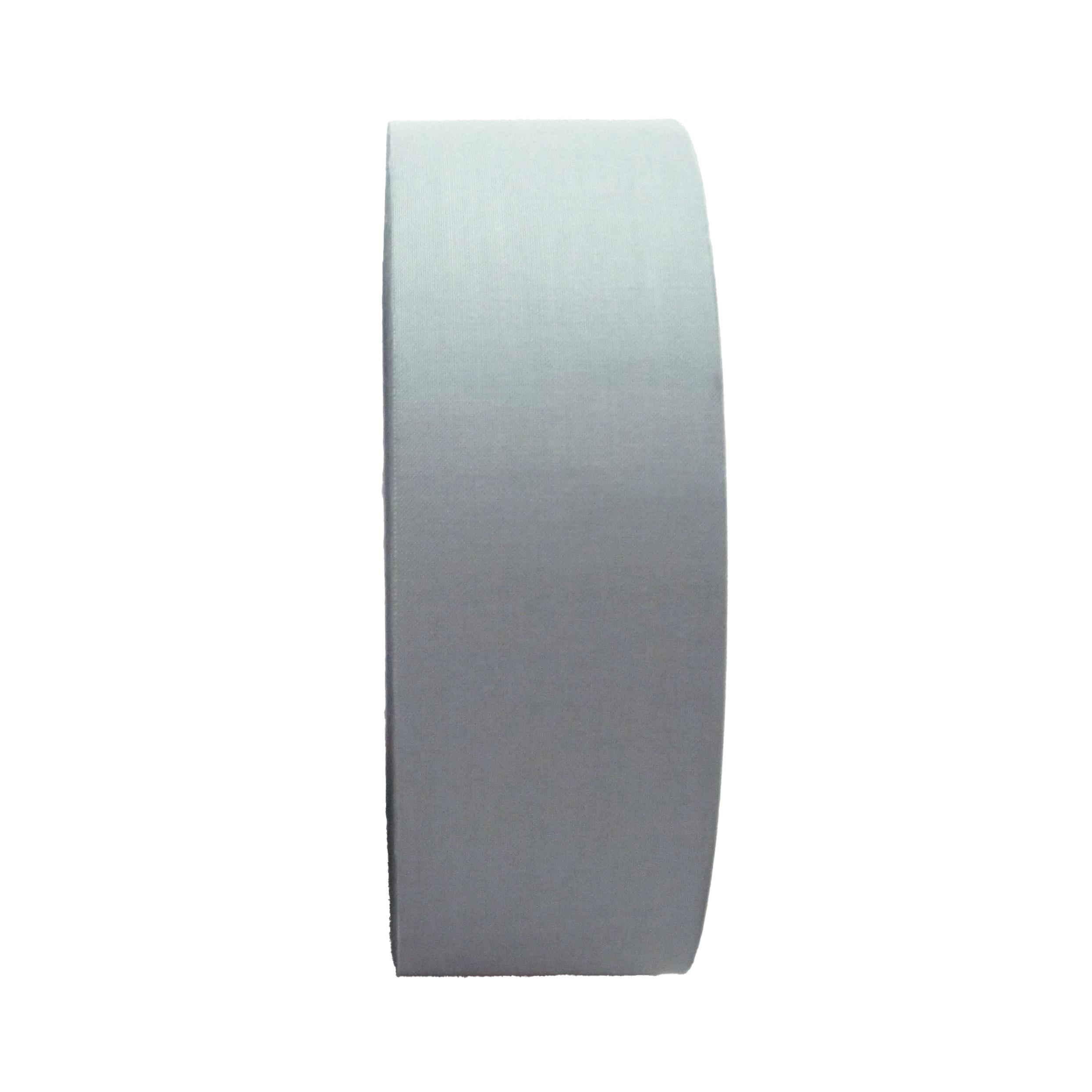 Eine Rolle FLEX Gewebeband in Grau, längs aufgerollt, glatte Oberfläche, 50 Meter lang, 0,29 mm dick, 19 mm breit.