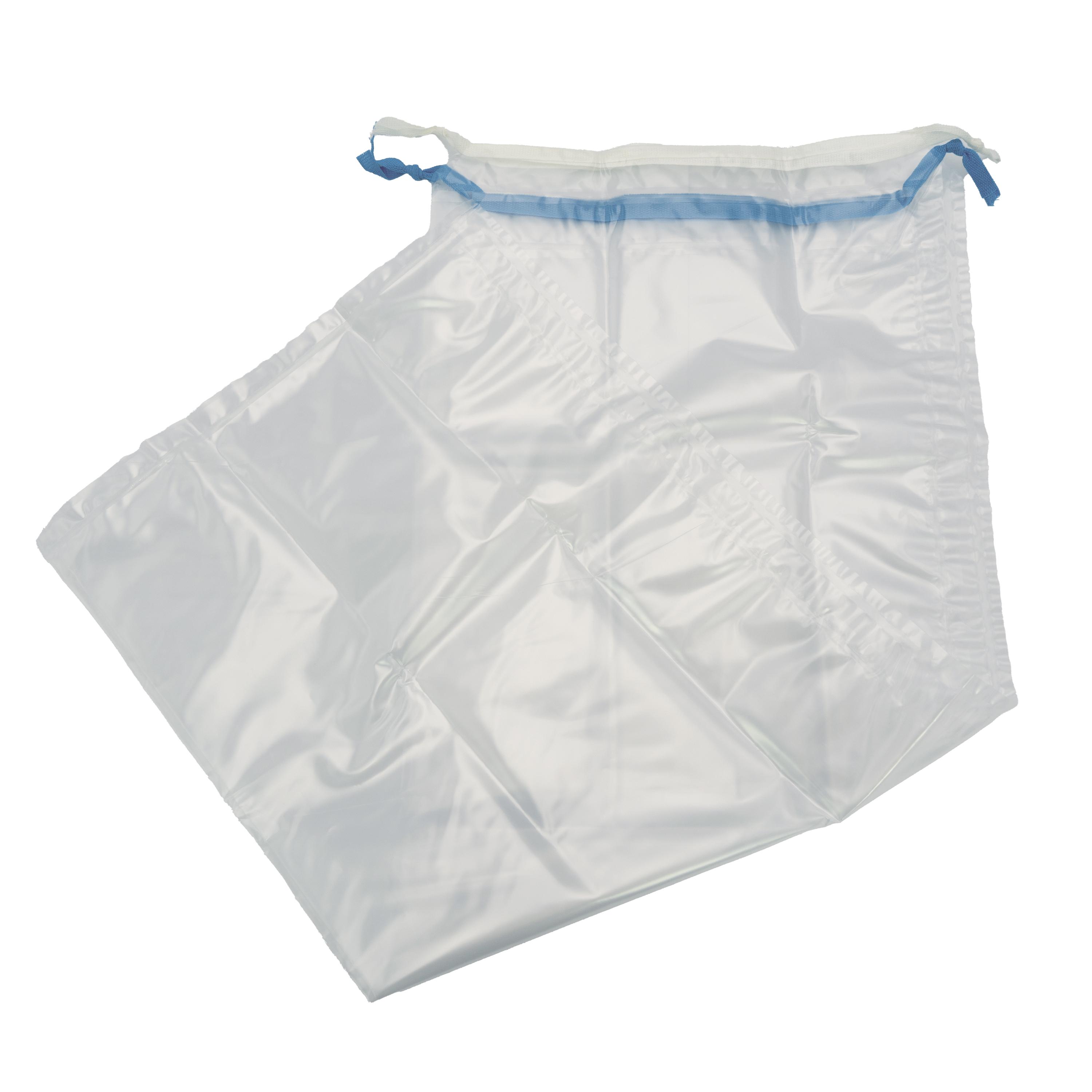 Ein transparenter Kunststoffbeutel mit blauer elastischer Schnur am leicht versetzten oberen Ende liegt flach auf weißem Hintergrund.
