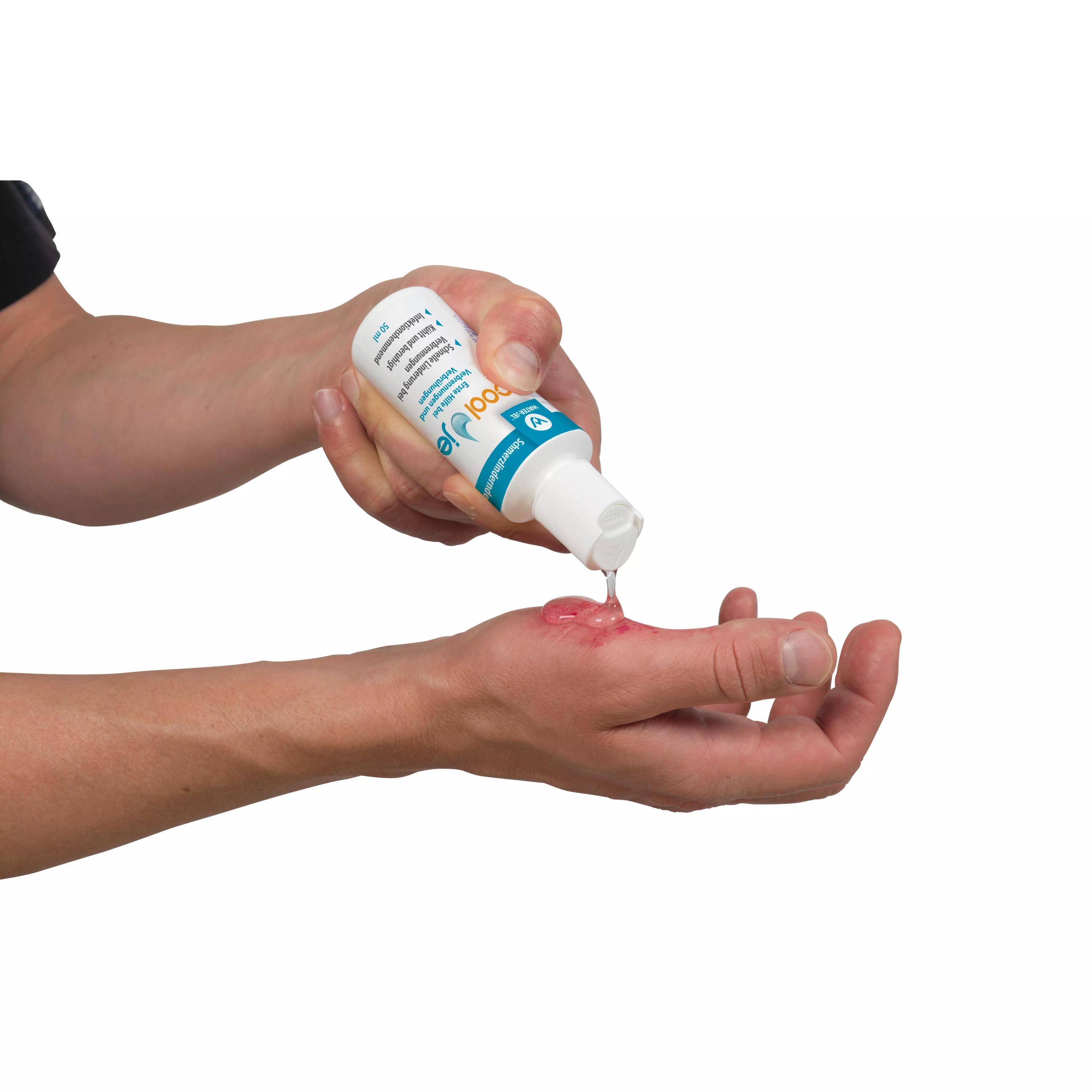 Eine Hand trägt COOL JEL – Kühlendes Gel bei Verbrennungen aus einer weißen Pumpflasche mit blauem Gel punktgenau auf die Haut auf.