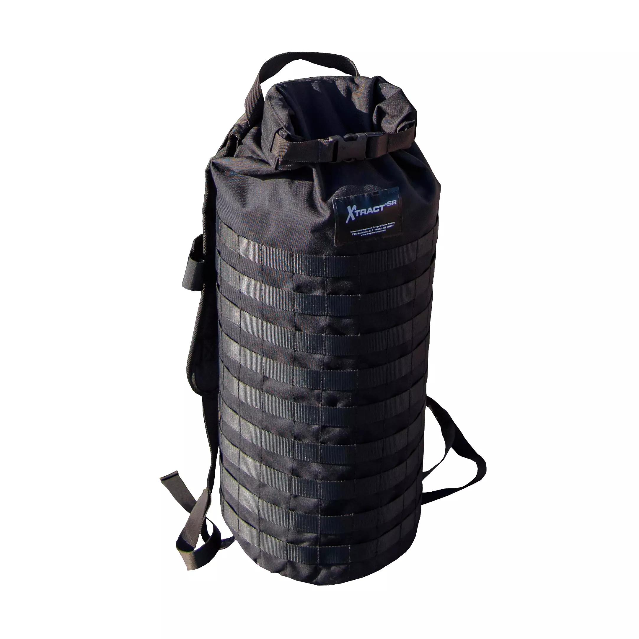 Xtract™ SR Rucksack mit robustem, zylindrischem Design, mehreren Schnallen, MOLLE-System und markantem Markenaufnäher auf der Front.