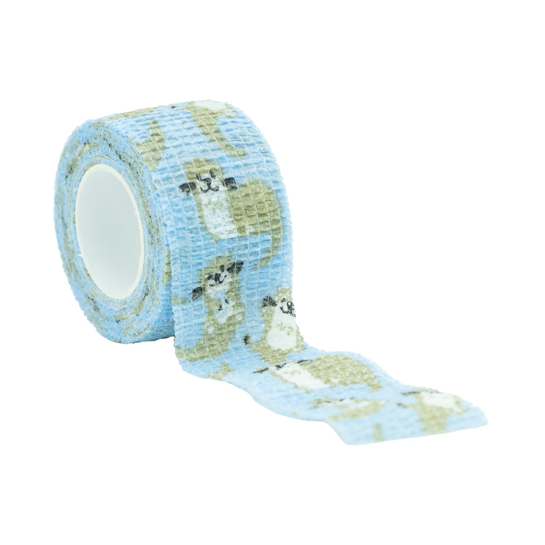 Eine Rolle Weroplast® BlueMamba Kinder Schnellpflaster mit hellblauer, gewebter Oberfläche und niedlichen Waschbärmotiven wird teils abgerollt gezeigt.