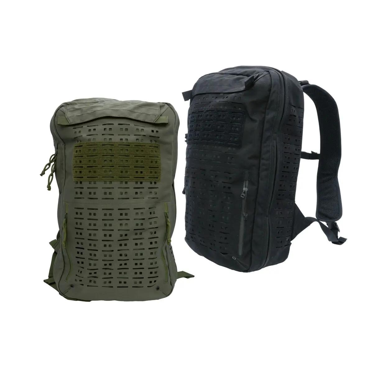 Zwei PARAMEDYK® Notfallrucksäcke, einer schwarz, einer grün, mit perforiertem Muster, Frontfach mit YKK-Reißverschluss und verstellbaren Schultergurten.