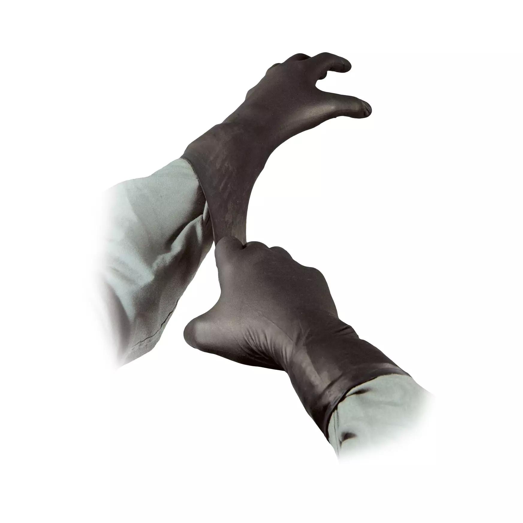 Eine Hand wird in einen NAR Black Talon® Nitril Einmalhandschuh mit texturierten Fingerspitzen, robuster Stärke und elastischer Passform geschoben.