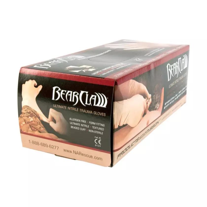 Eine leicht geneigte Box NAR Bear Claw™ Nitril Einmalhandschuh zeigt Hände mit schwarzen, hochelastischen, robusten Einmalhandschuhen mit texturierten Fingerspitzen.