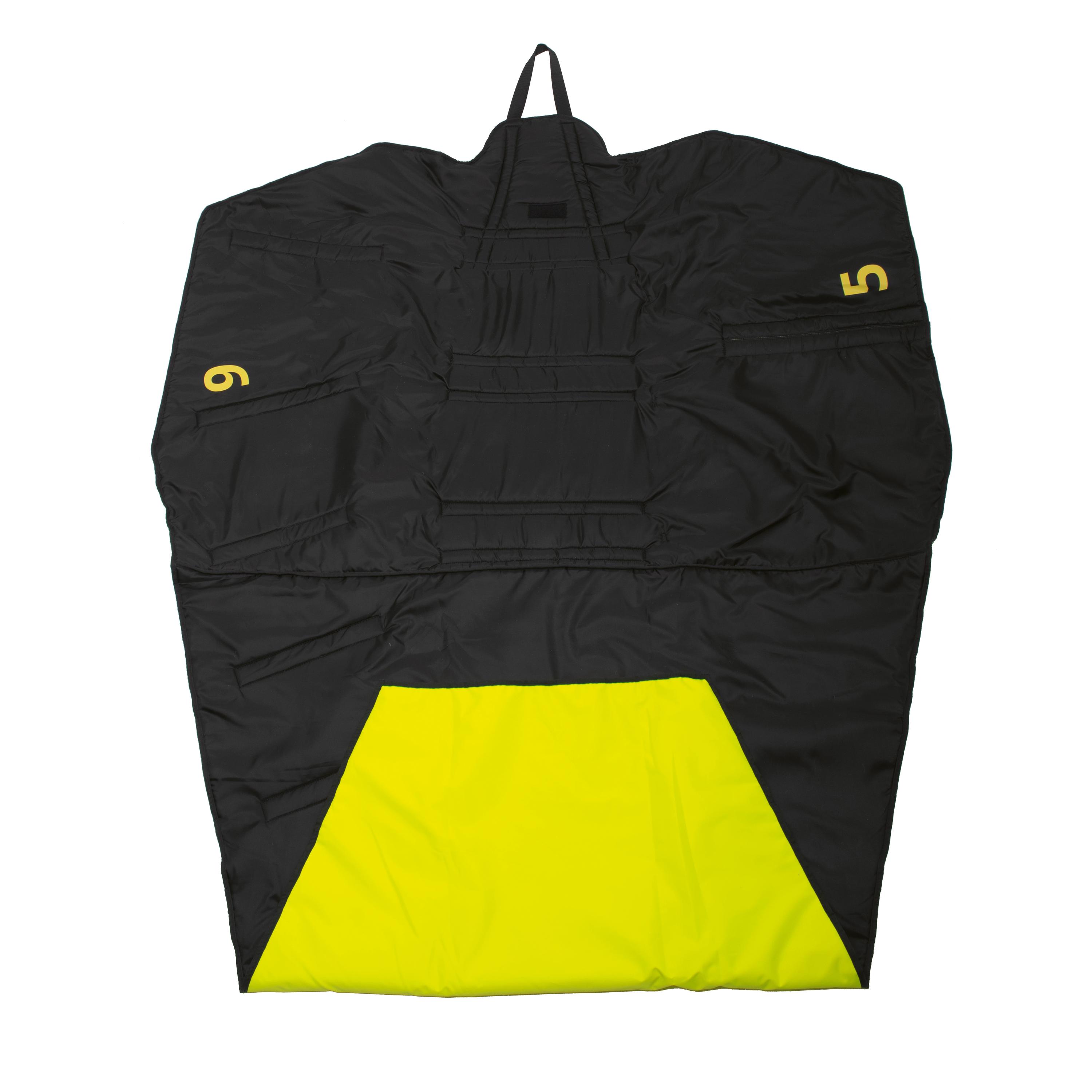 Schwarzer Thermosaver Hypothermic Rescue Bag - Neongelb mit leuchtend gelber Unterseite, Kordelzug und aufgestickten gelben Zahlen 6 und 5 oben rechts.