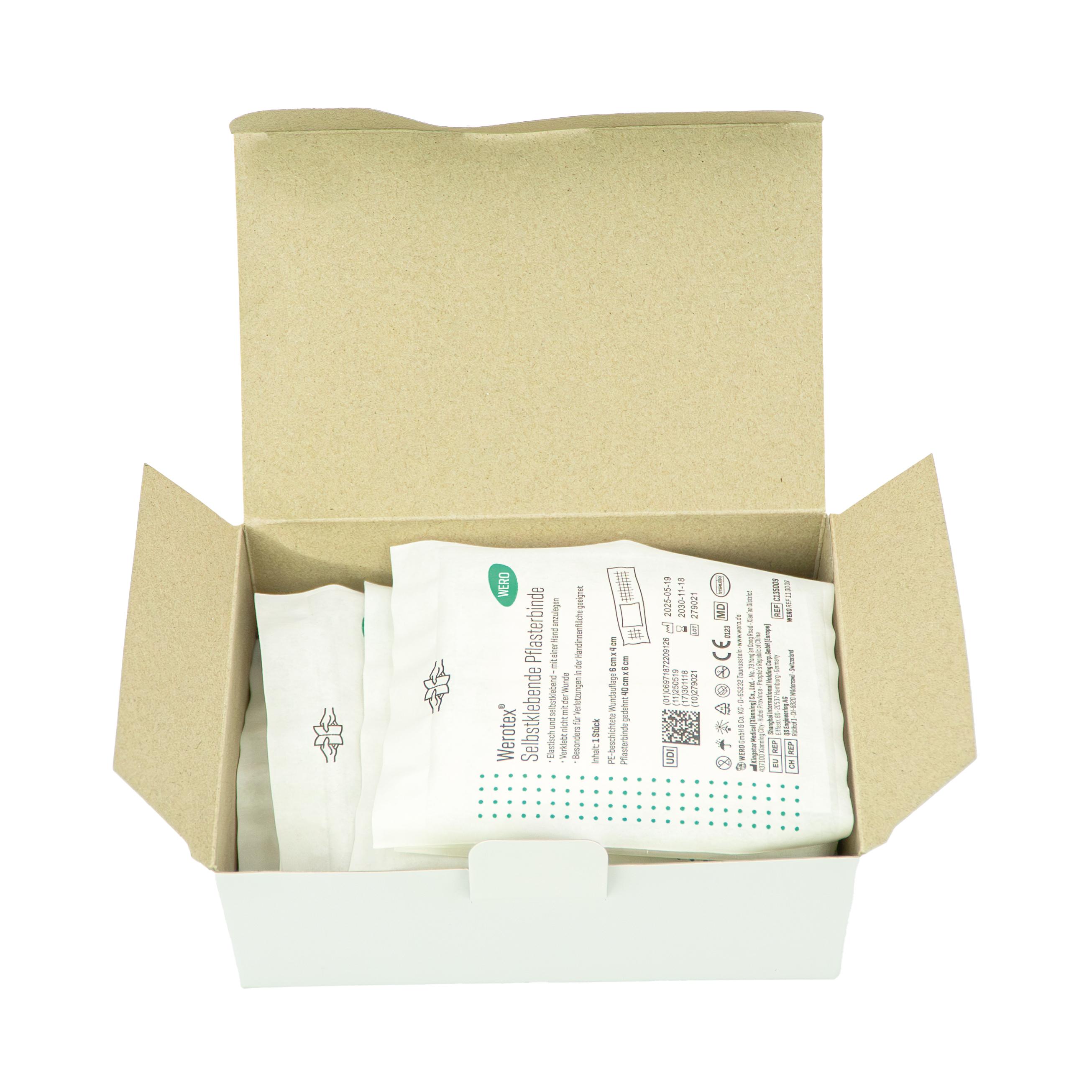 Geöffnete Verpackung mit drei einzeln verpackten Werotex® selbstklebende Pflasterbinde, steril, mit Wundauflage und elastischer Fixierbinde.