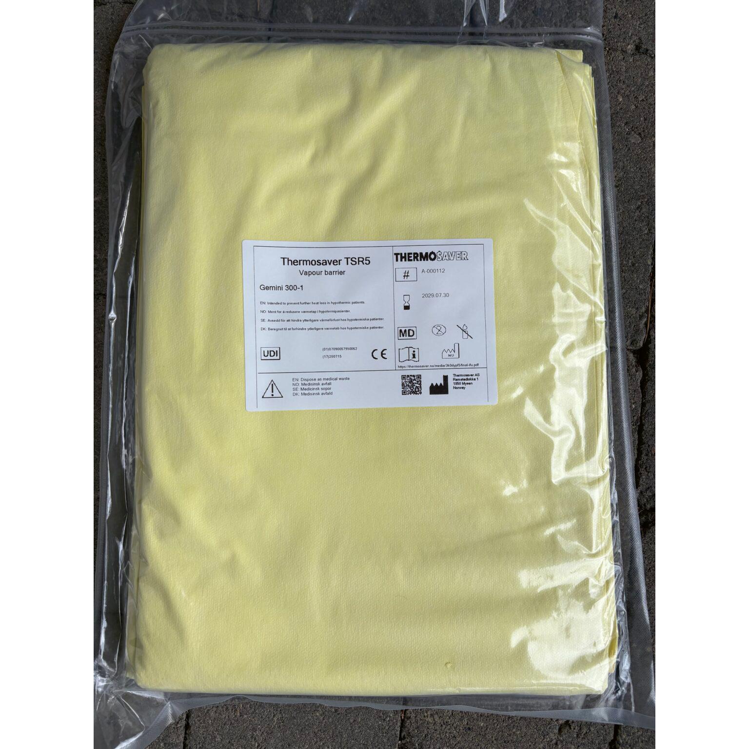 Rechteckiges, weißes Flüssigkeitsabsorbierendes Vlies für Thermosaver liegt flach verpackt mit schwarzem Aufkleber und glatter Oberfläche auf weißem Untergrund.