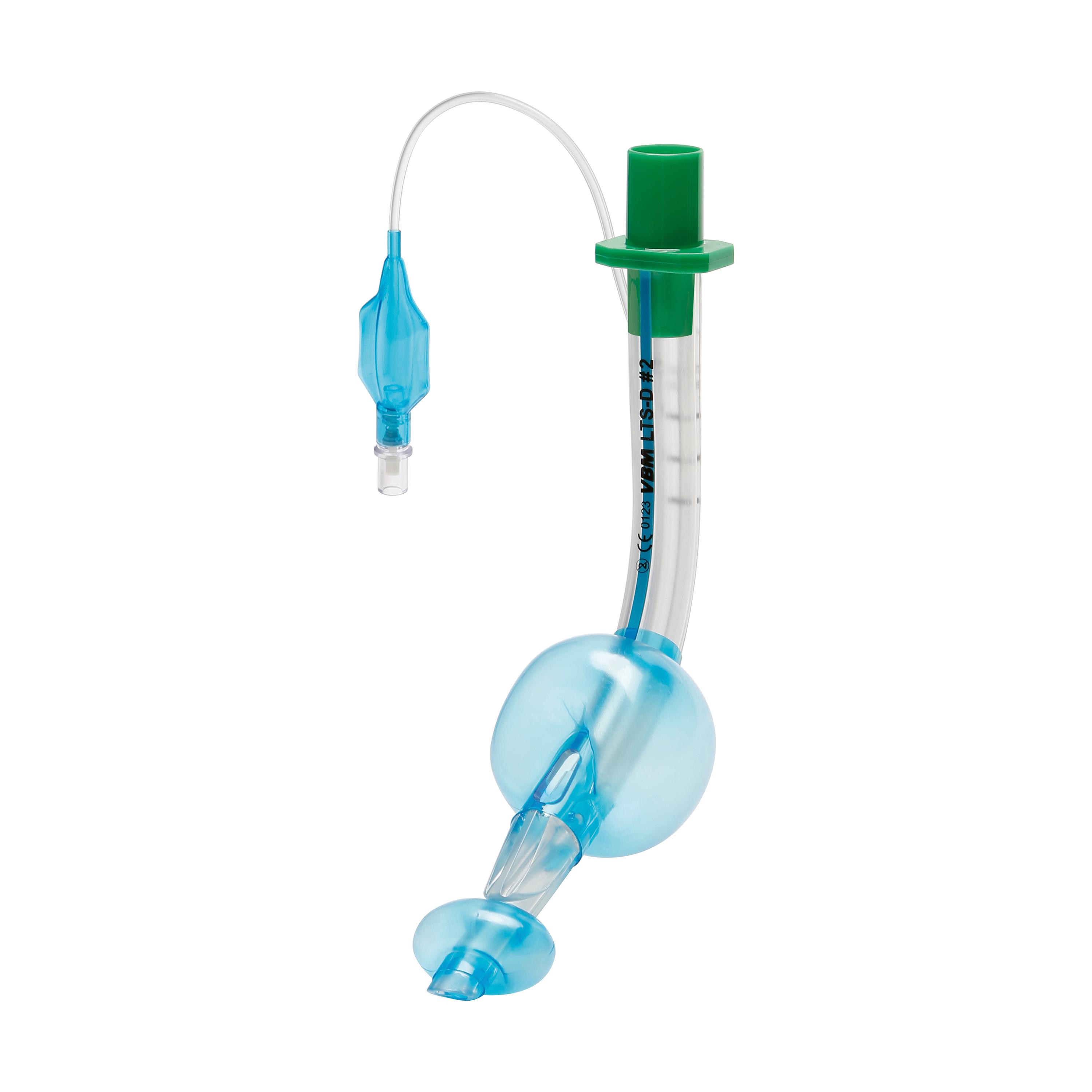 Ein Larynx Tubus LTS-D, steril - XS mit gebogenem, blau-silbernem Schlauch, grüner Kappe und transparentem Atemanschluss in Großaufnahme.