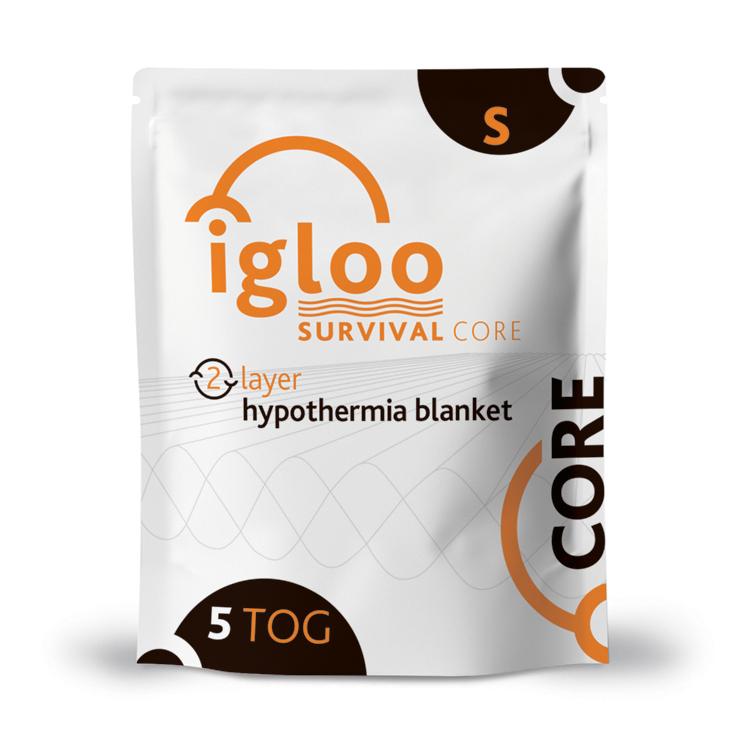 Weiße, kompakte igloo Survival Core - Orange, Größe S Verpackung mit orangefarbenen und schwarzen Akzenten, Aufdruck „2 layer hypothermia blanket“ und der Angabe 5 TOG.