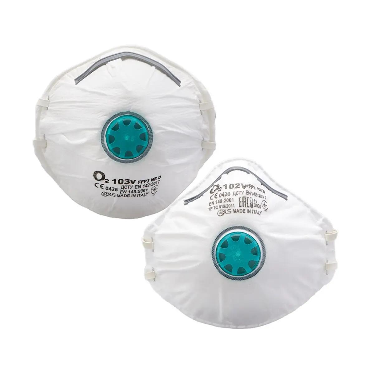 Zwei weiße BLS O2 Atemschutzmasken - FFP2 mit türkisfarbenem Ventil liegen nebeneinander und zeigen die Aufschrift MADE IN ITALY.