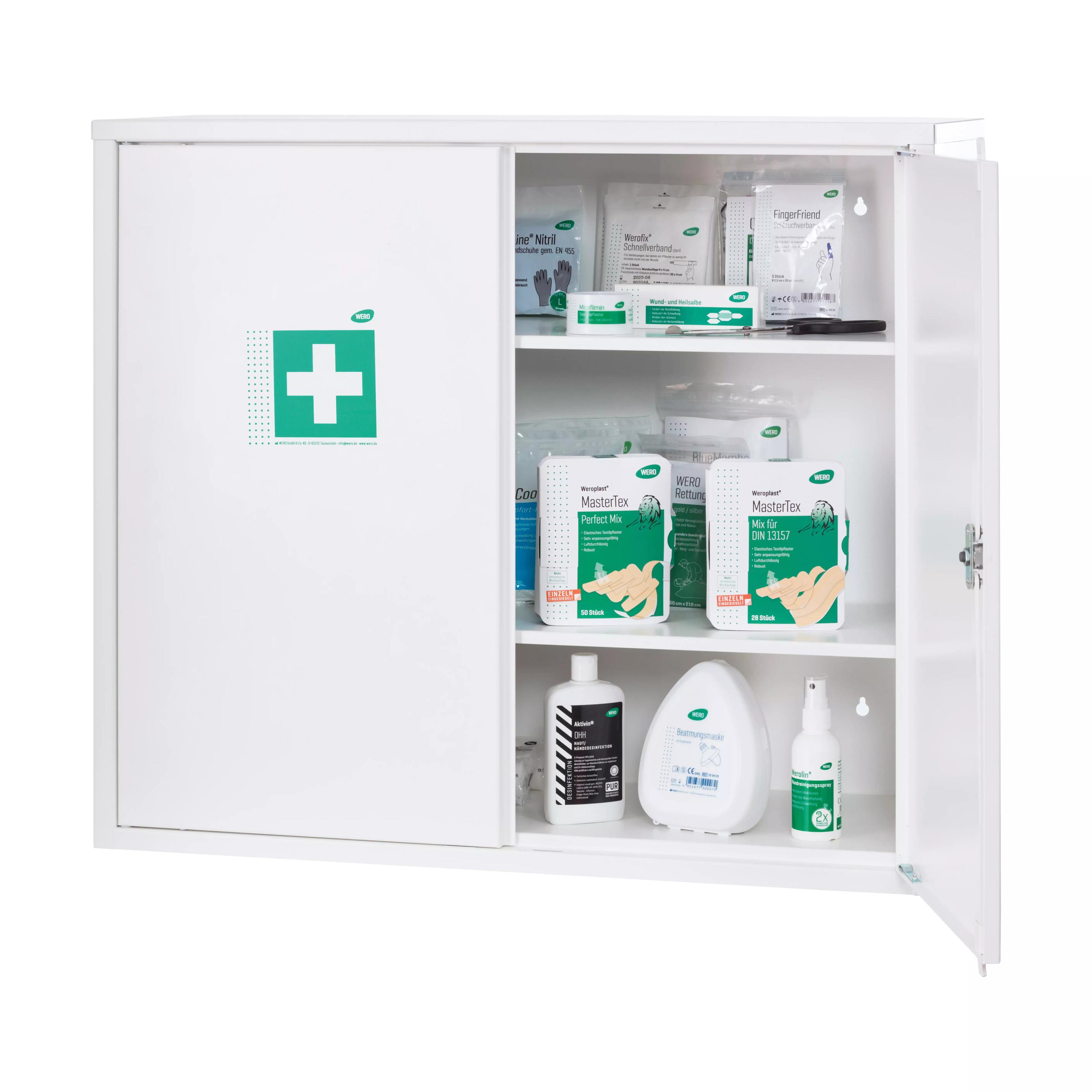 Offener WERO Verbandschrank DuoDoor XL 500 mit zwei Türen und zwei verstellbaren, extra tiefen Zwischenböden, organisiert mit medizinischem Zubehör.