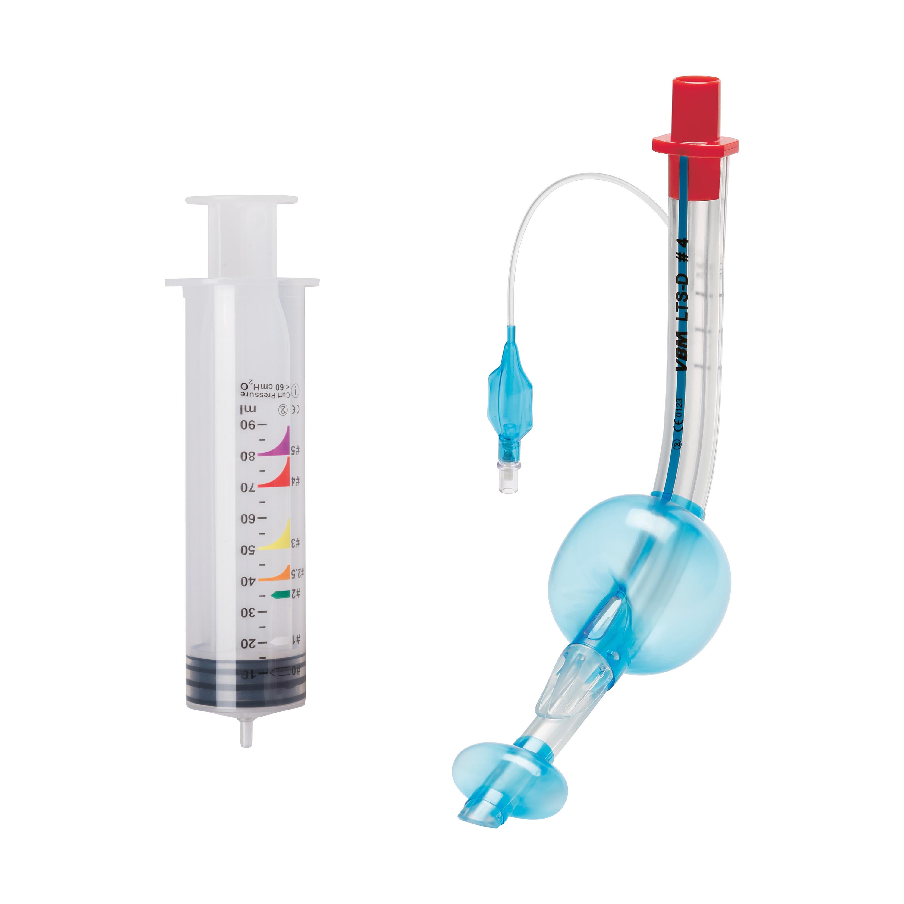 Steriler Larynx Tubus LTS-D, M, mit farblich markierter Skala, beiliegender Spritze und blauem Adapter mit roter Schutzkappe.