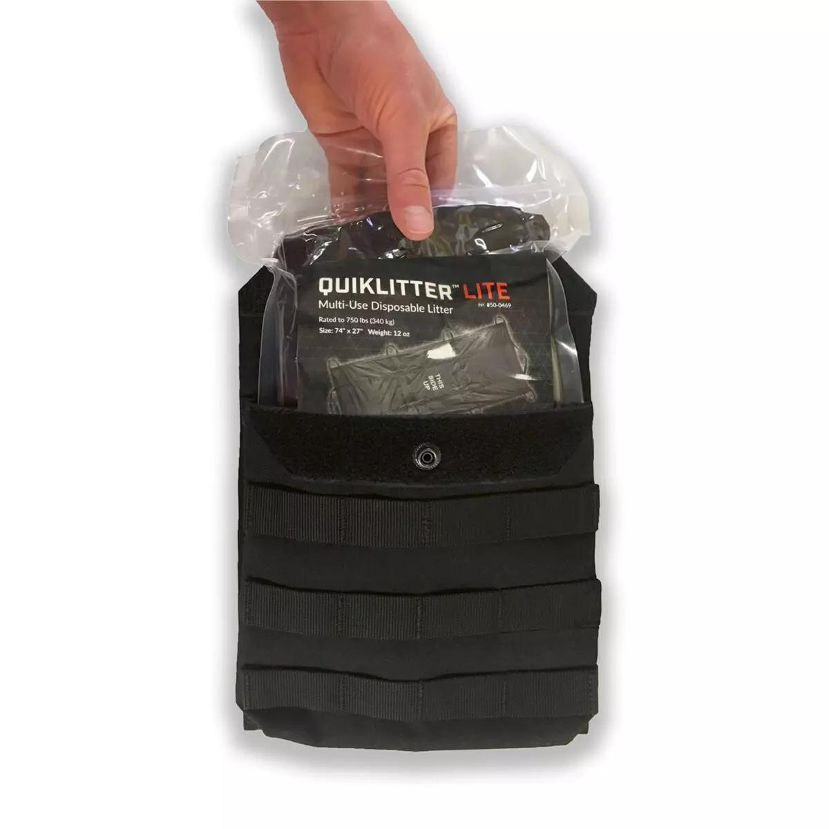 Eine Hand hält eine transparente Tüte mit dem Rescue Essentials QuikLitter™ Lite, einem leichten, robusten Rettungstuch mit mehreren Tragegriffen.