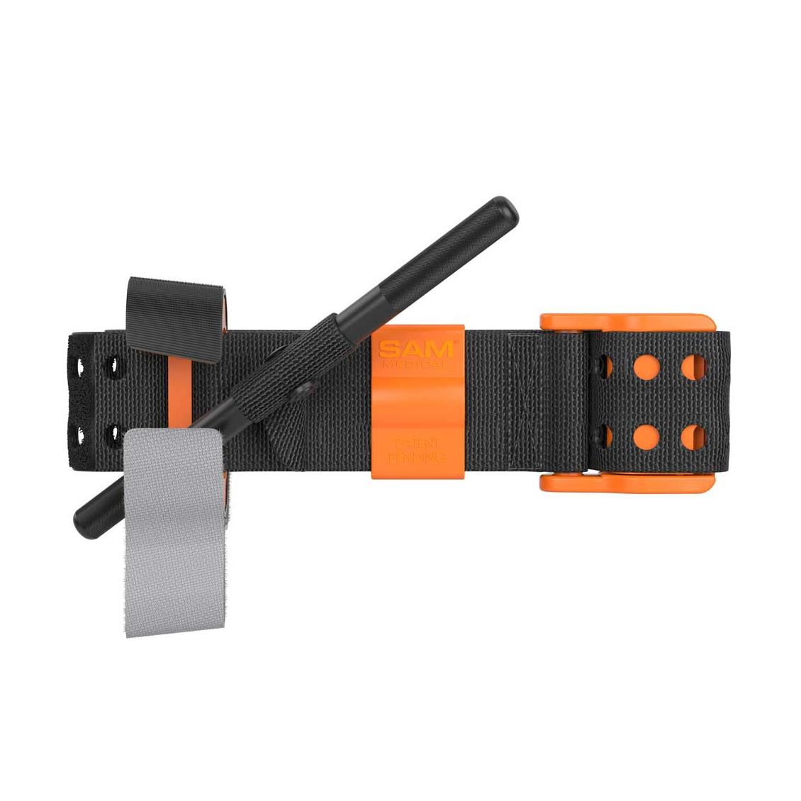 Ein Extremity Tourniquet SAM® XT - Orange mit schwarz-oranger Schnalle, grauem Gurtband und integriertem Werkzeug liegt griffbereit nebeneinander.