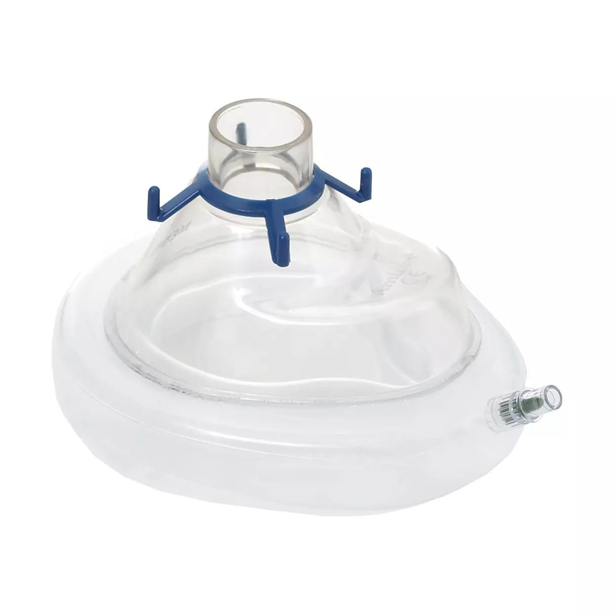 Eine Einmal-Gesichtsmaske für Ambu® SPUR® II Beatmungsbeutel mit blauem Ventil, drei Schläuchen und klarem Anschlussstück.