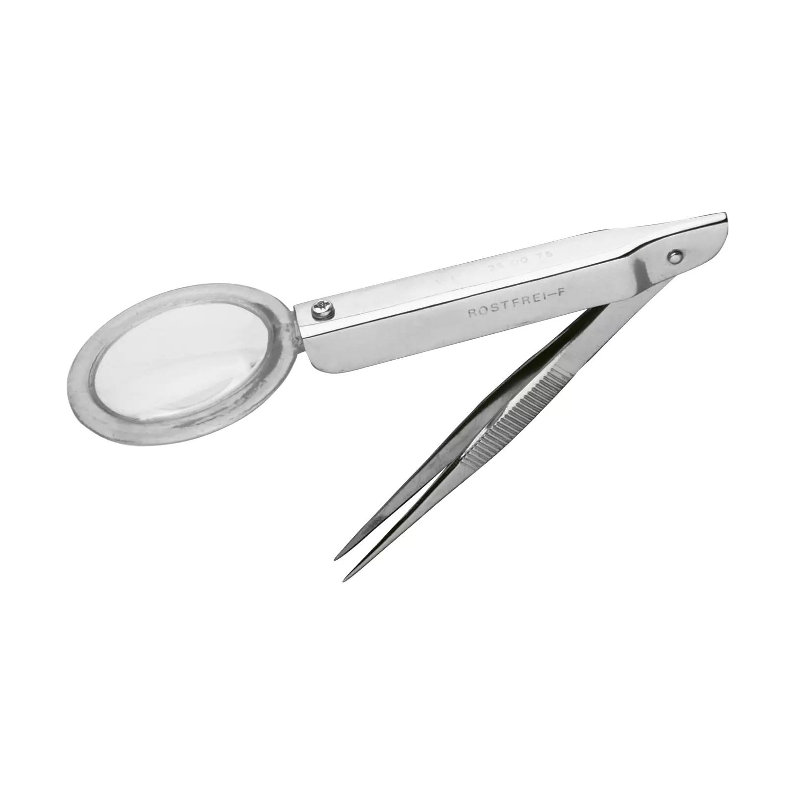 Splitterpinzette mit Lupe aus silberfarbenem Metall, geöffnete Pinzettenspitzen mit integrierter, runder Vergrößerungslinse oben.