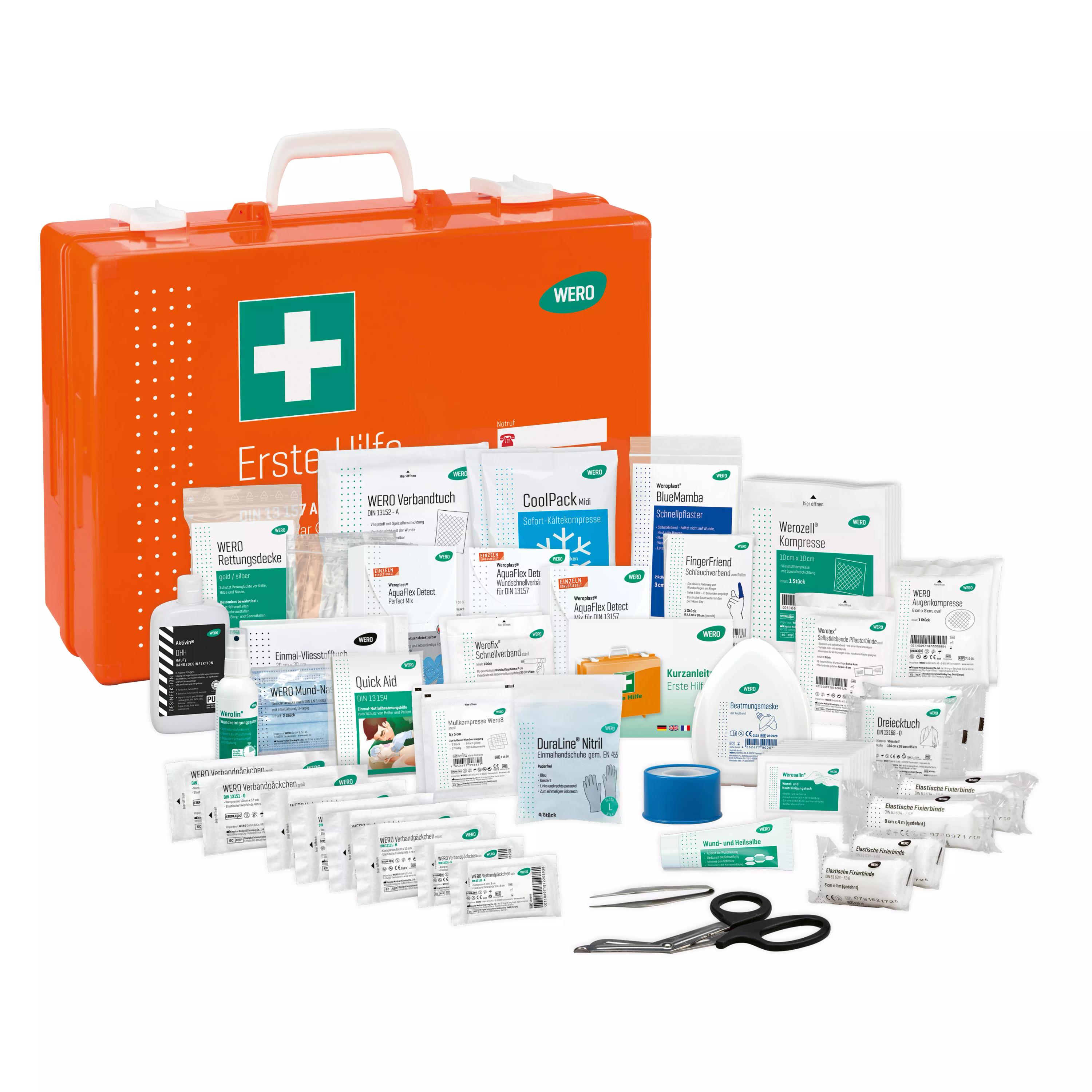 Ein Werotop® 450 Erste Hilfe Koffer mit erweiterten DIN-Füllung DIN 13157 Allround Plus steht offen, umgeben von Pflasterbinden, Schnellverband und Wund- und Heilsalbe.