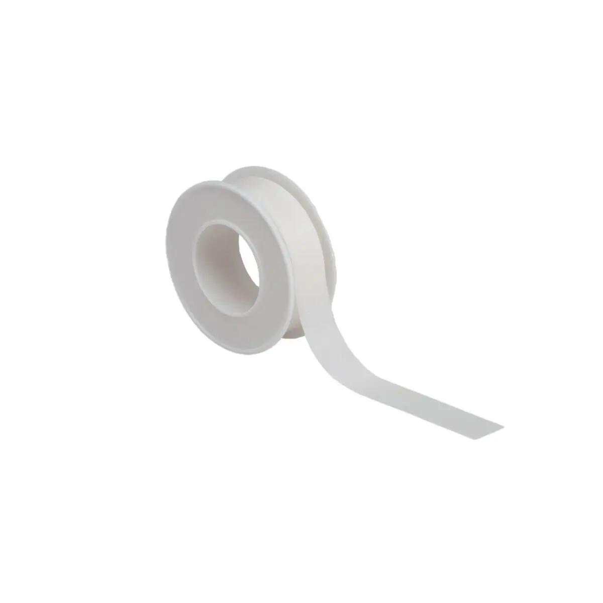 Eine Rolle Micasilk-Spulenpflaster, Seidenpflaster, 1,25 cm breit, aus weißem Acetat-Taft liegt ausgerollt und einsatzbereit im Vordergrund.
