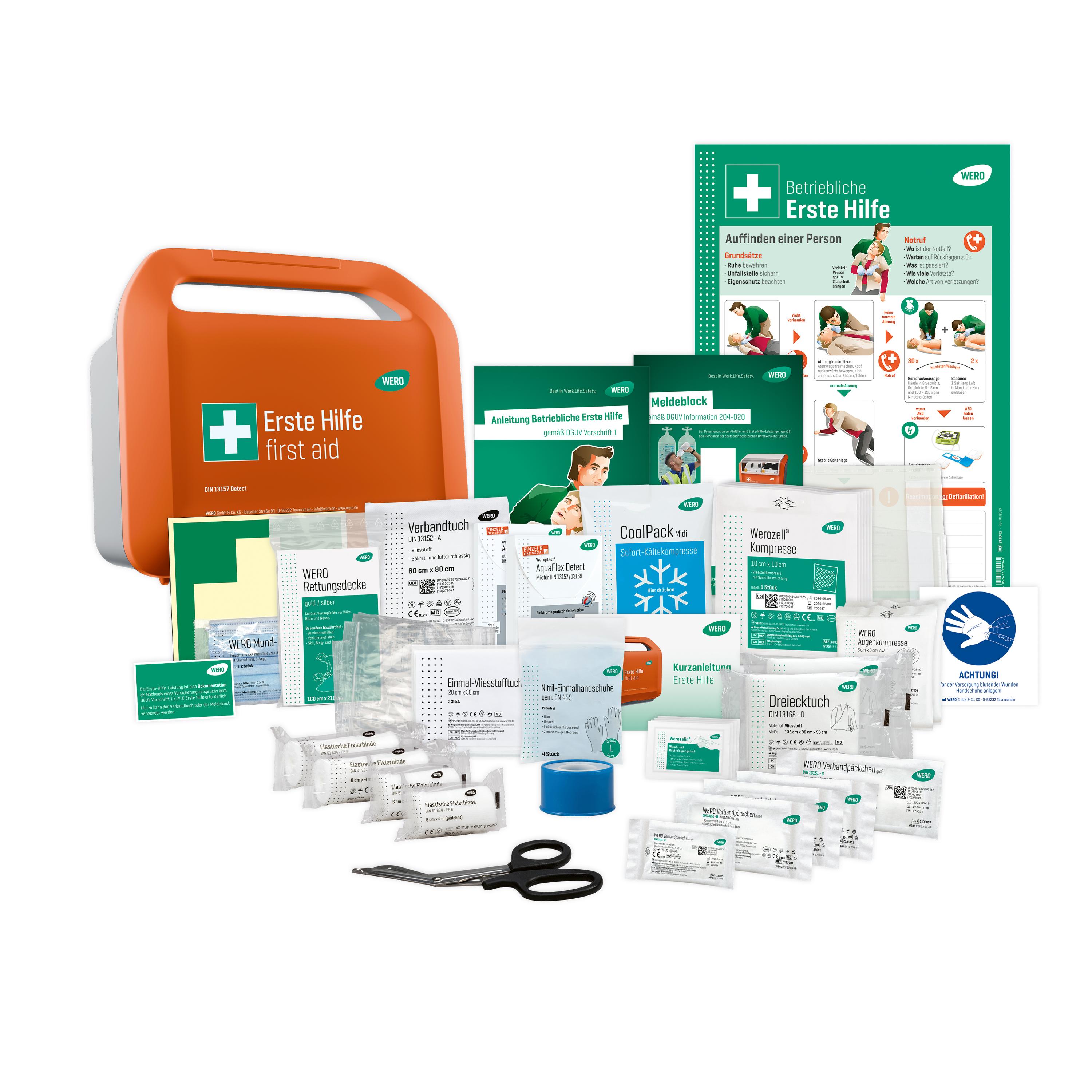 Ein orangefarbener WERO Erste Hilfe Starter Kit Gastronomie mit grünem Kreuz, umgeben von detektierbaren Pflastern, Anleitungskarten und Verbandmaterial.