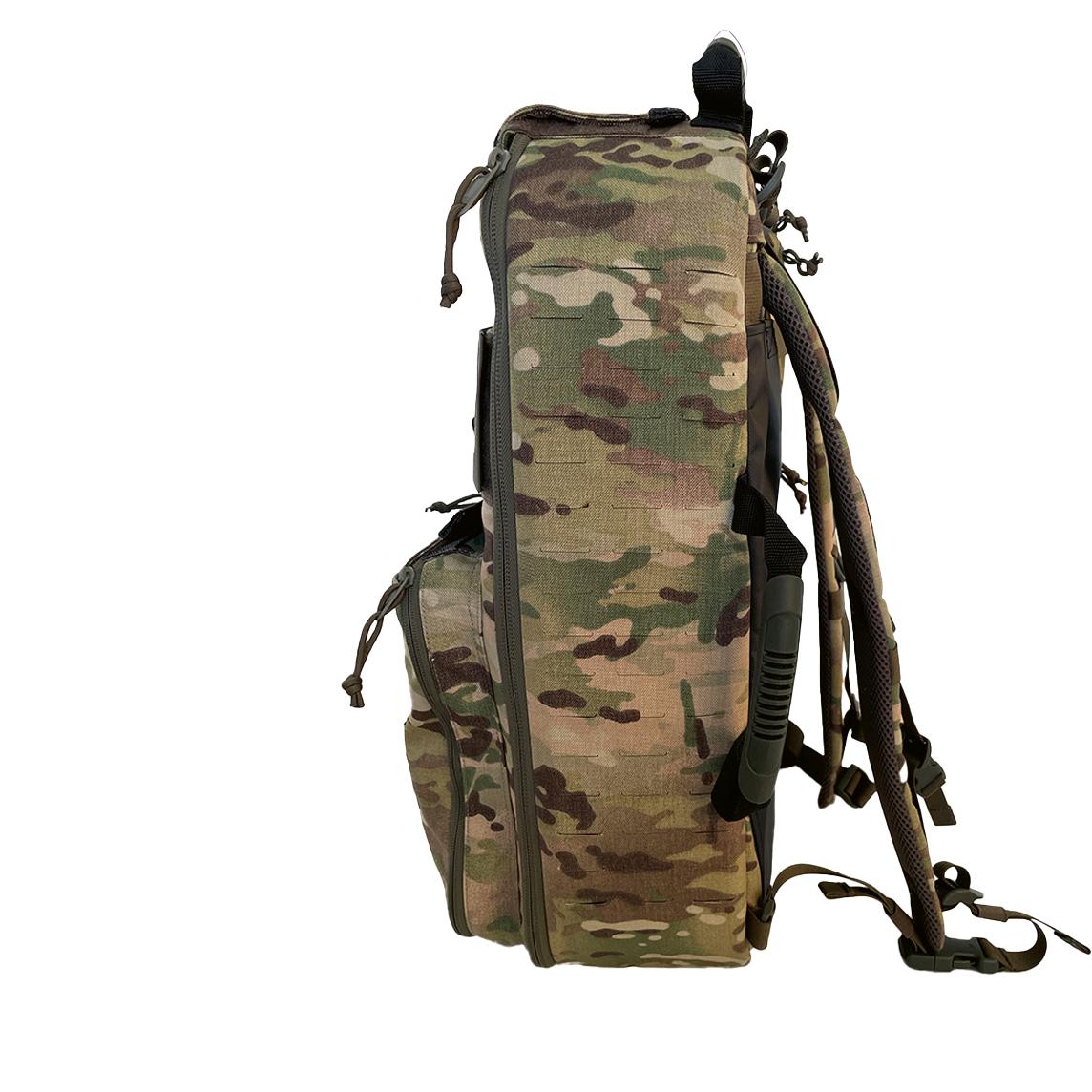 Rucksack mit Camouflage-Muster, schwarzen Gurten, Schnallen, Hauptfach, Fronttasche und mehreren Reißverschlüssen.