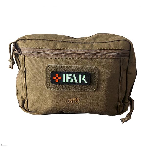 Khakifarbene Patch Lasercut IFAK + rotes Kreuz - IFAK Tasche mit rotem Kreuz und IFAK-Schriftzug, robust verarbeitet, mit Haupt- und Frontreißverschluss.