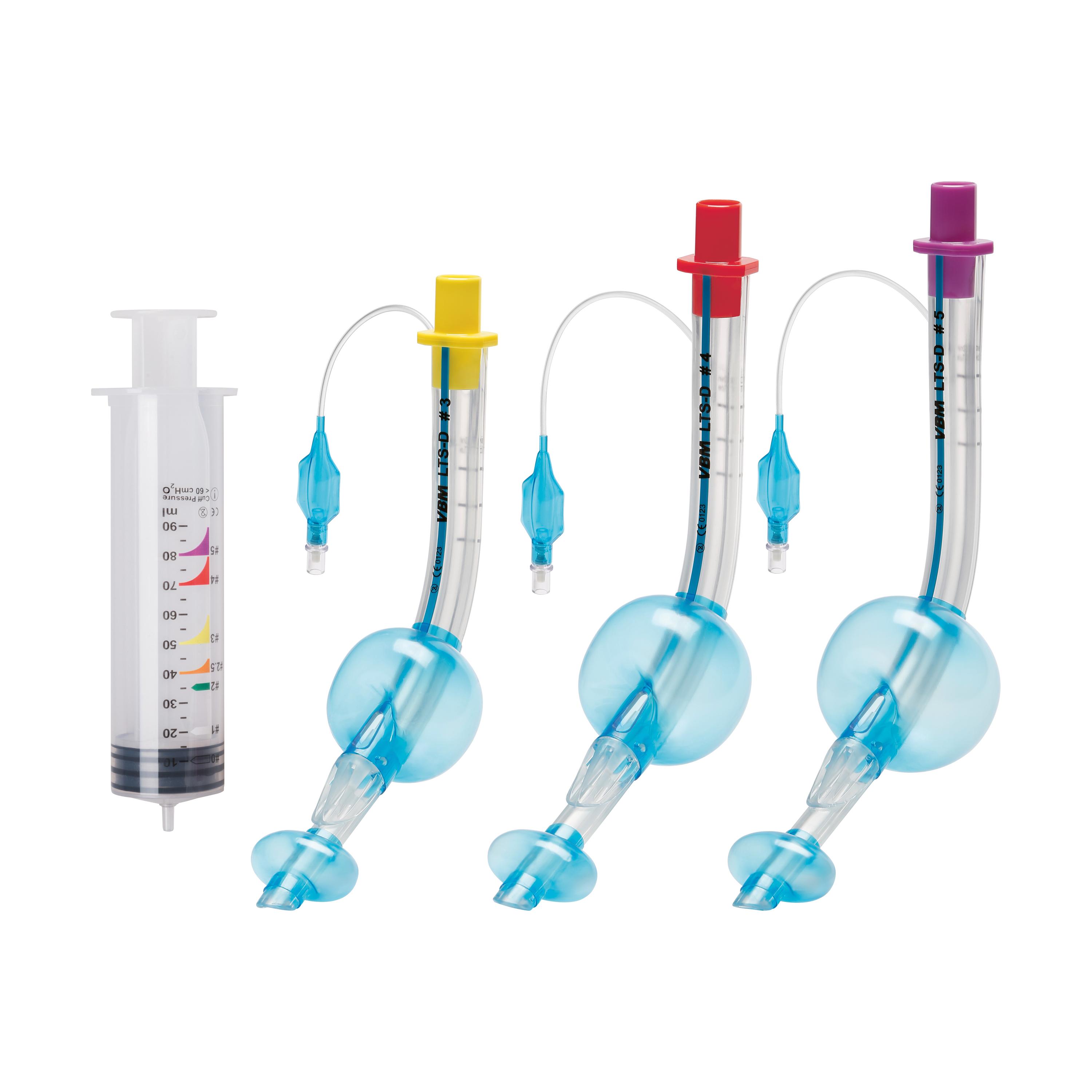 Drei verschieden große Larynxtubus LTS-D Sets, steril - Erwachsene, mit farbcodierten Kappen und beiliegender Spritze, liegen nebeneinander.