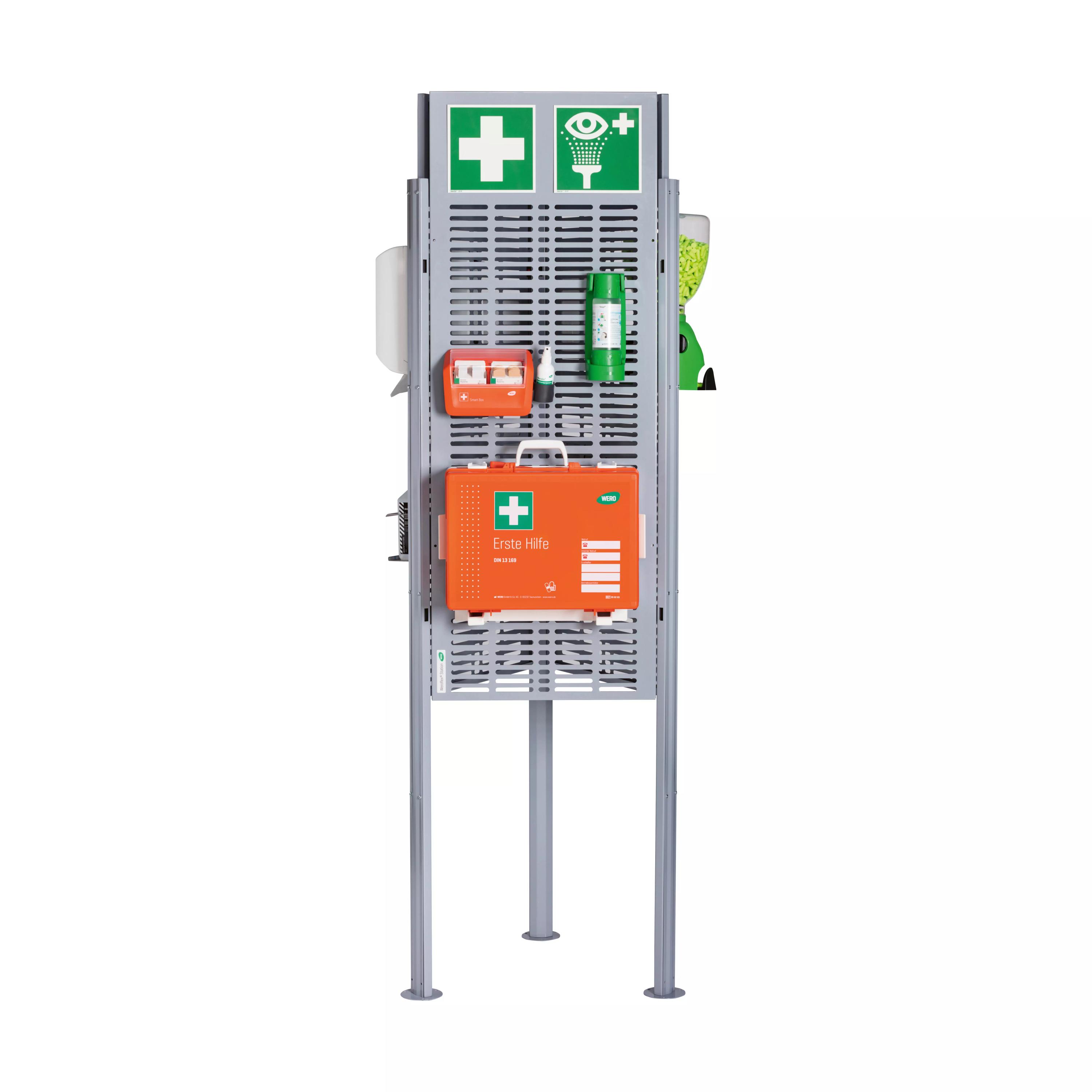 Eine Weroflex® Station - 3-Seiten Komplett-Set mit drei Standbeinen, Erste-Hilfe-Kasten, grüner Flasche und weiterem Zubehör ist fertig bestückt.