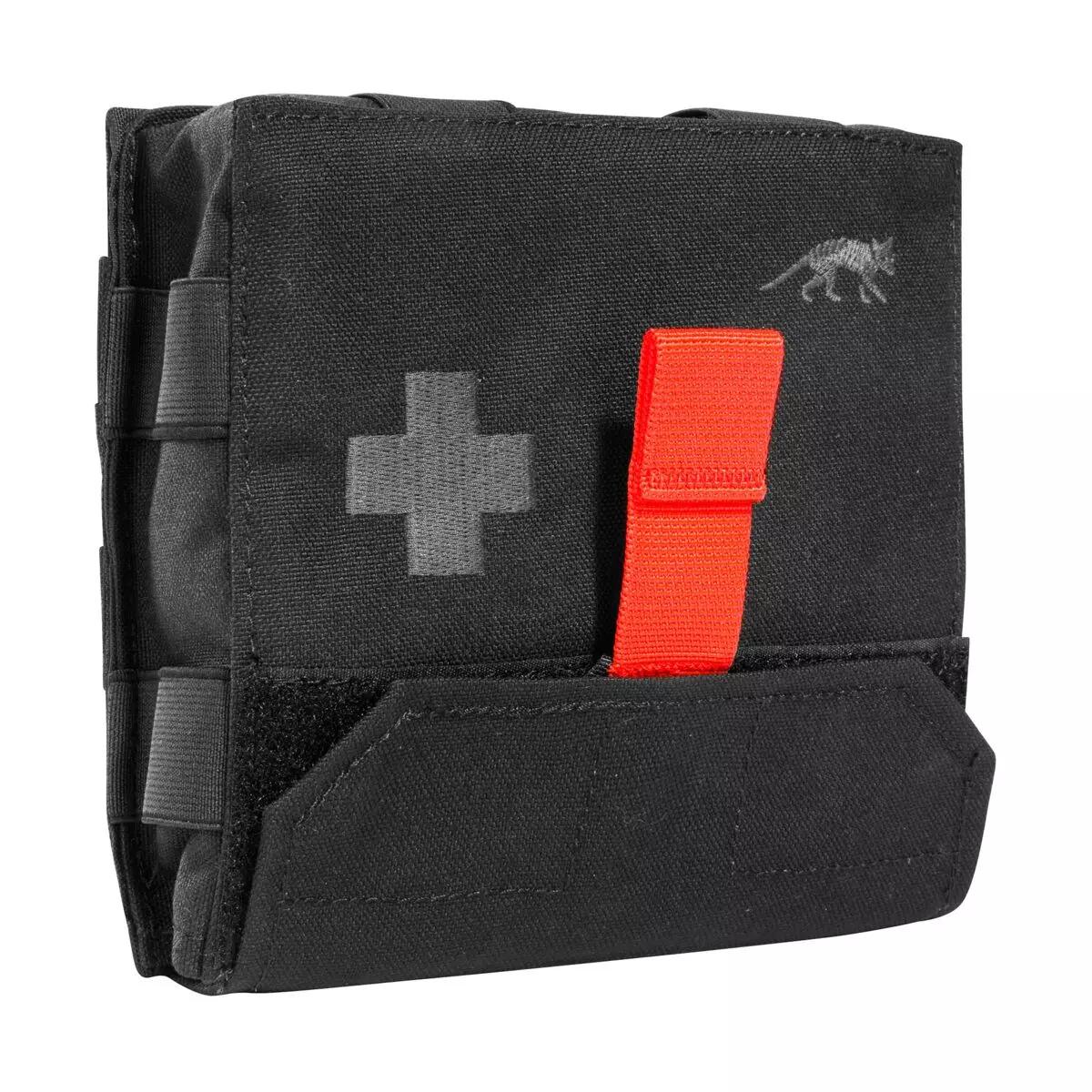 Schwarzes TT IFAK Pouch S MKII mit rotem Frontgurt, grauem Kreuzsymbol und Katzenlogo sowie Schnellzugriff-System und MOLLE-Befestigung.