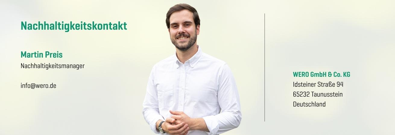Ein Mann mit kurzem braunem Haar und Bart trägt weißes Hemd, steht frontal, hält die Hände gefaltet, mit Kontakt- und Firmendaten daneben.