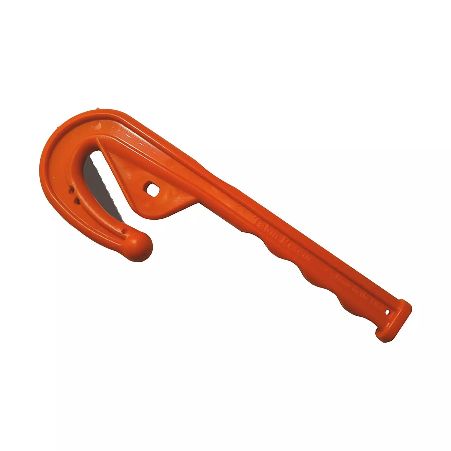 Ein orangefarbenes Notfall-Schneidetool TRECK mit gebogenem Griff, spitzem Ende und strukturiertem Griff liegt diagonal ausgerichtet.