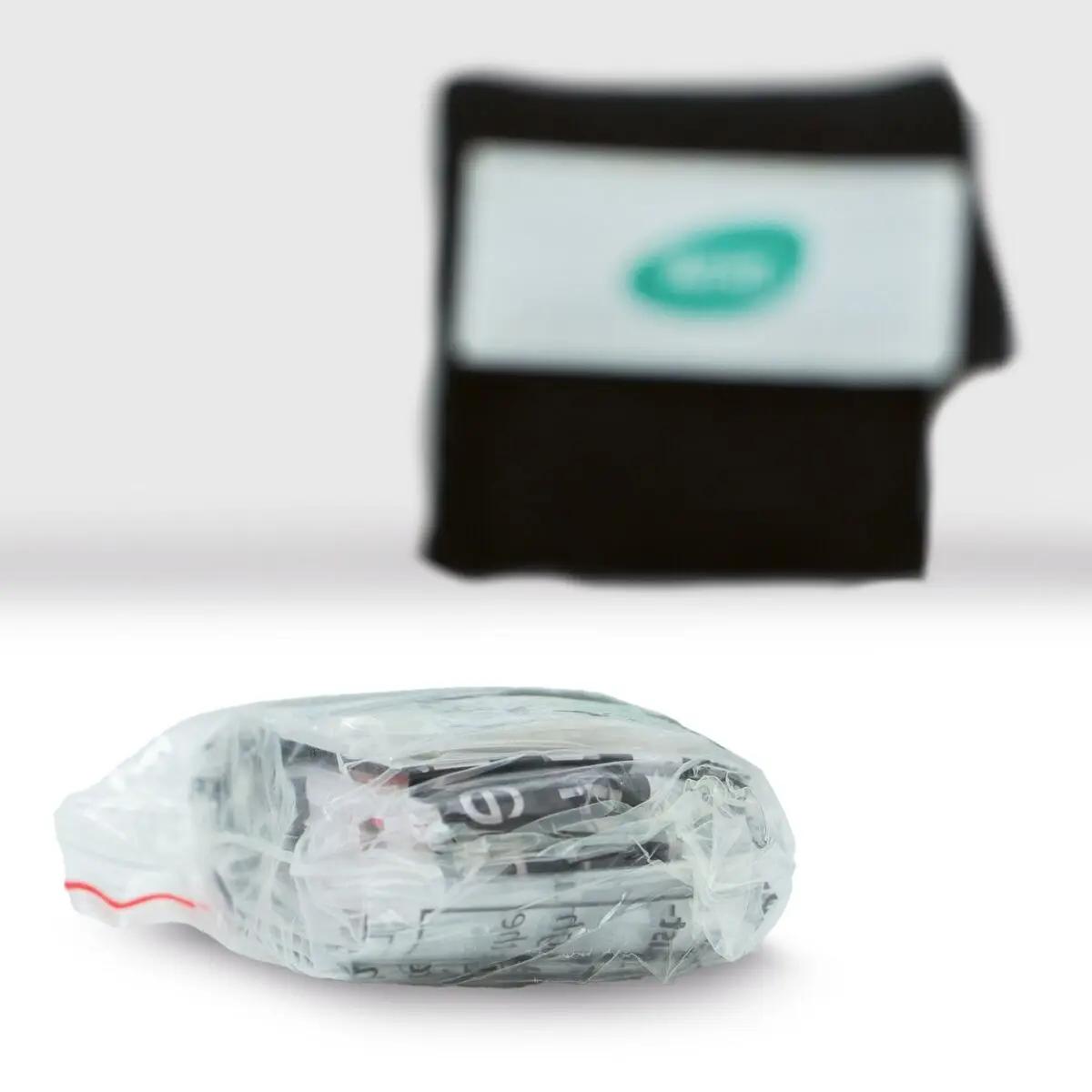 Eine kleine schwarze Tasche mit WERO Beatmungstuch im Schlüsselanhänger, kompakt verpackt für hygienische und sofortige Erste Hilfe.