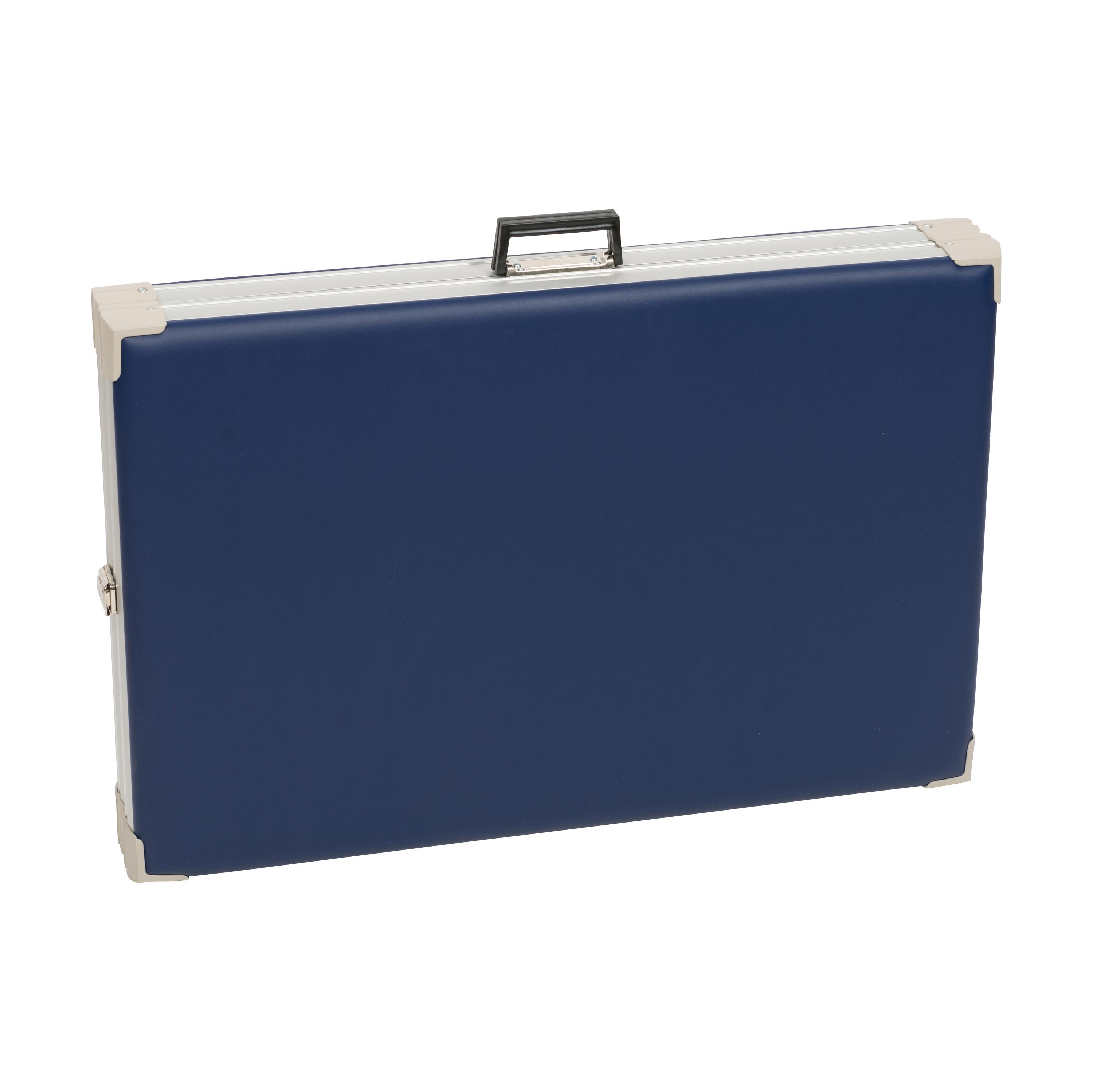 Stabiler, navyblauer Untersuchungsliege (Koffermodell) mit silbernen Metallecken, schwarzem Tragegriff und kompaktem, rechteckigem Design für mobilen Gebrauch.