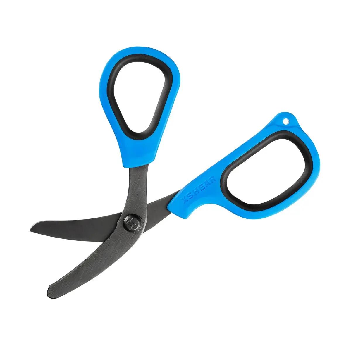 XSHEAR® Mini Traumaschere mit blauen Griffen und schwarzen Klingen liegt geöffnet, Kompaktdesign mit schwarzem Pivotpunkt und gummierten Kanten.