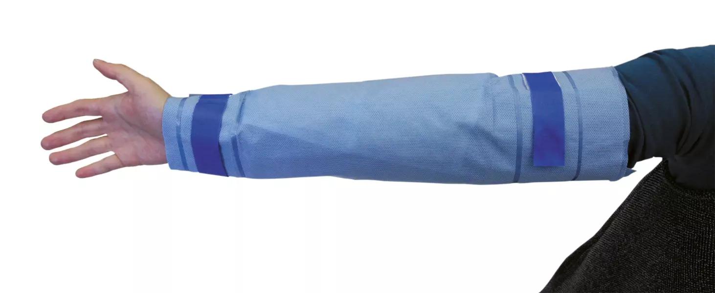 Ein ausgestreckter Arm trägt die blaue Ready-Heat™ - 1-Element-Decke mit synthetischer, wasserfester Faser und Schaumstofffüllung.