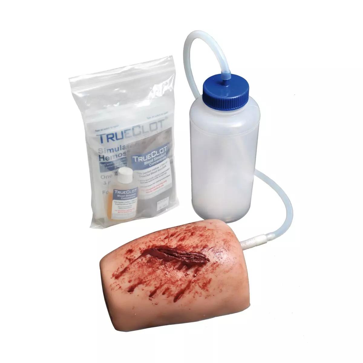 Realistisch gestalteter TrueClot® Wound Packing Task Trainer für Schnittwunden mit simuliertem Schnitt, Zubehör und Anleitung zur Trainingsanwendung.