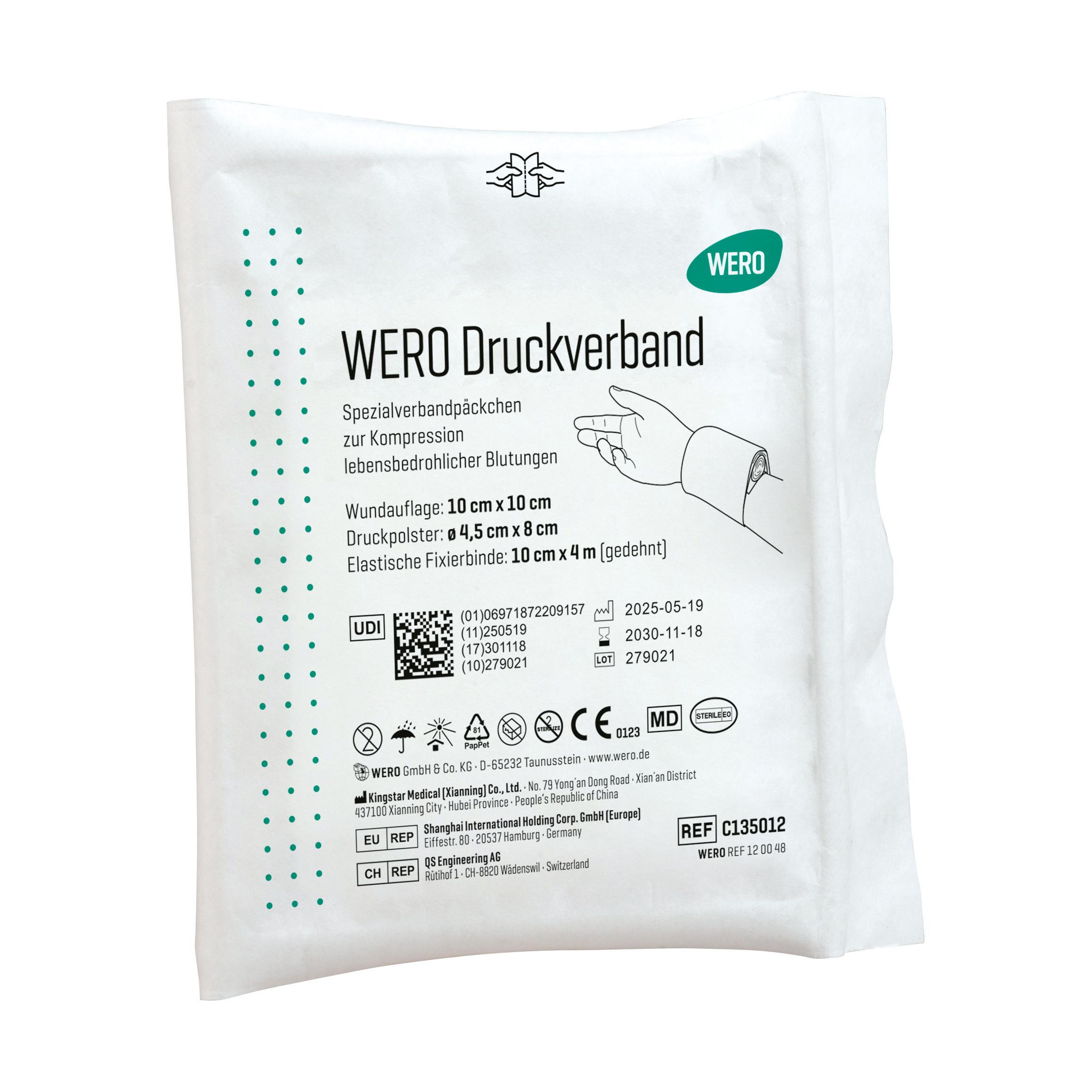 Sterile Packung WERO Druckverband mit integriertem Druckpolster, Wundauflage und elastischer Fixierbinde wird um eine Hand gewickelt.