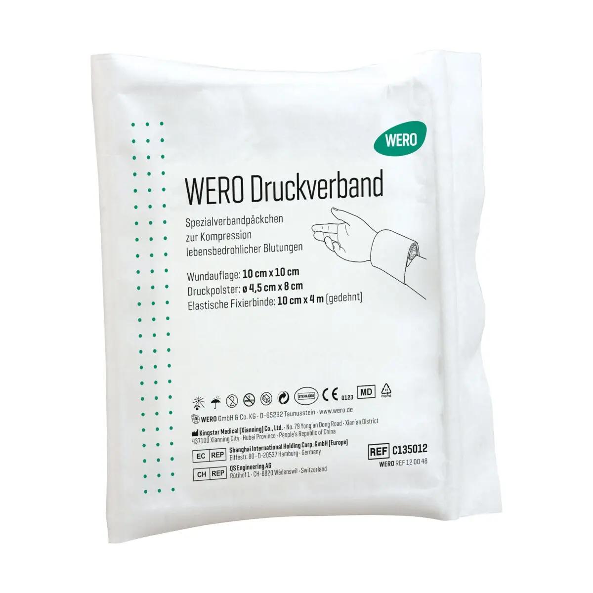 Sterile Packung WERO Druckverband mit integriertem Druckpolster, Wundauflage und elastischer Fixierbinde wird um eine Hand gewickelt.